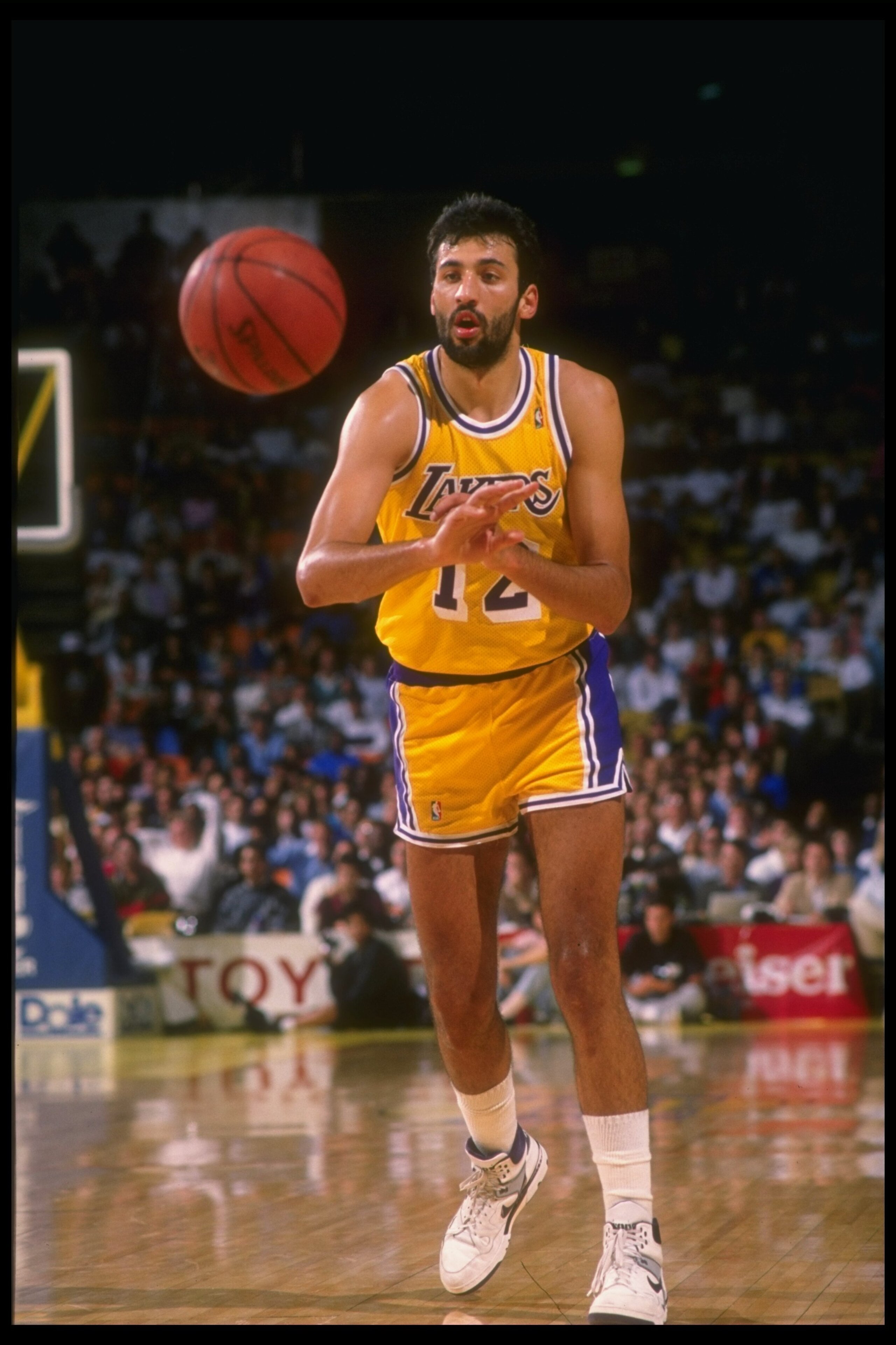 Center Vlade Divac of the Los Angeles Lakers passes the ball during a game.