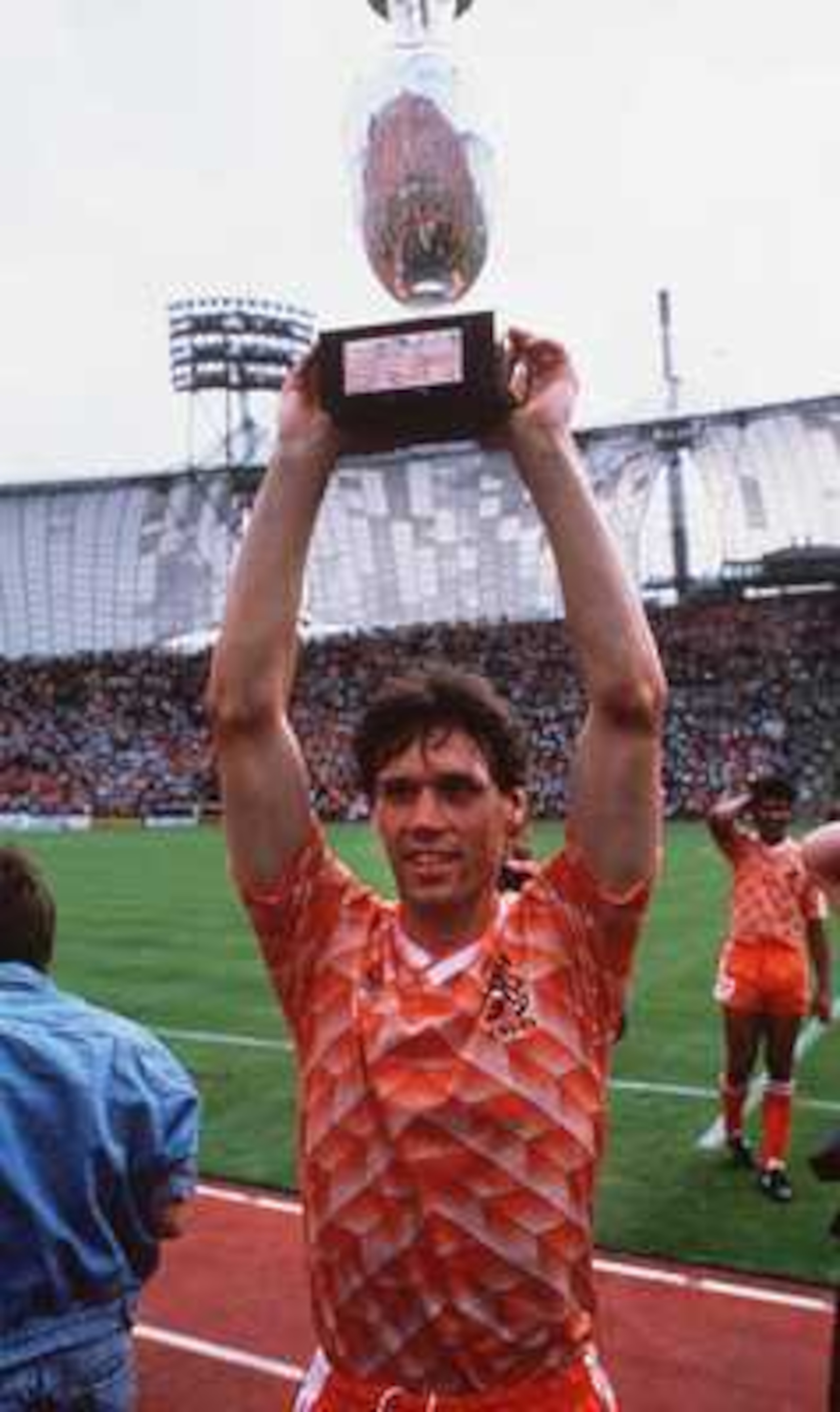 25th June 1988: MARCO VAN BASTEN OF HOLLAND. Mandatory Credit: David Cannon/ALLSPORT