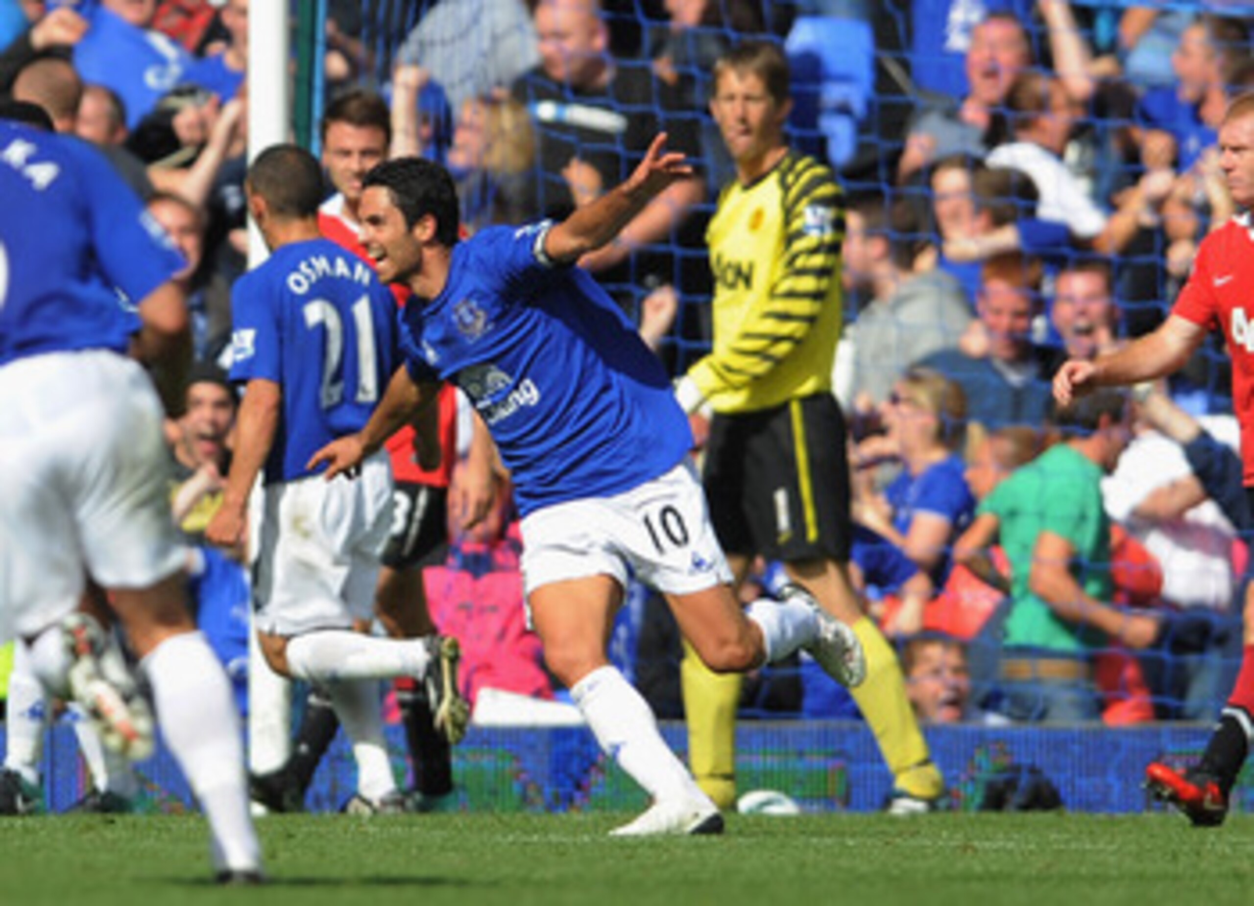 LIVERPOOL, ENGLAND - SEPTEMBER 11: Mikel Arteta of Everton celebrates scoring to make it 3-3 during the Barclays Premier League match between Everton and Manchester United at Goodison Park on September 11, 2010 in Liverpool, England.  (Photo by Michael Re
