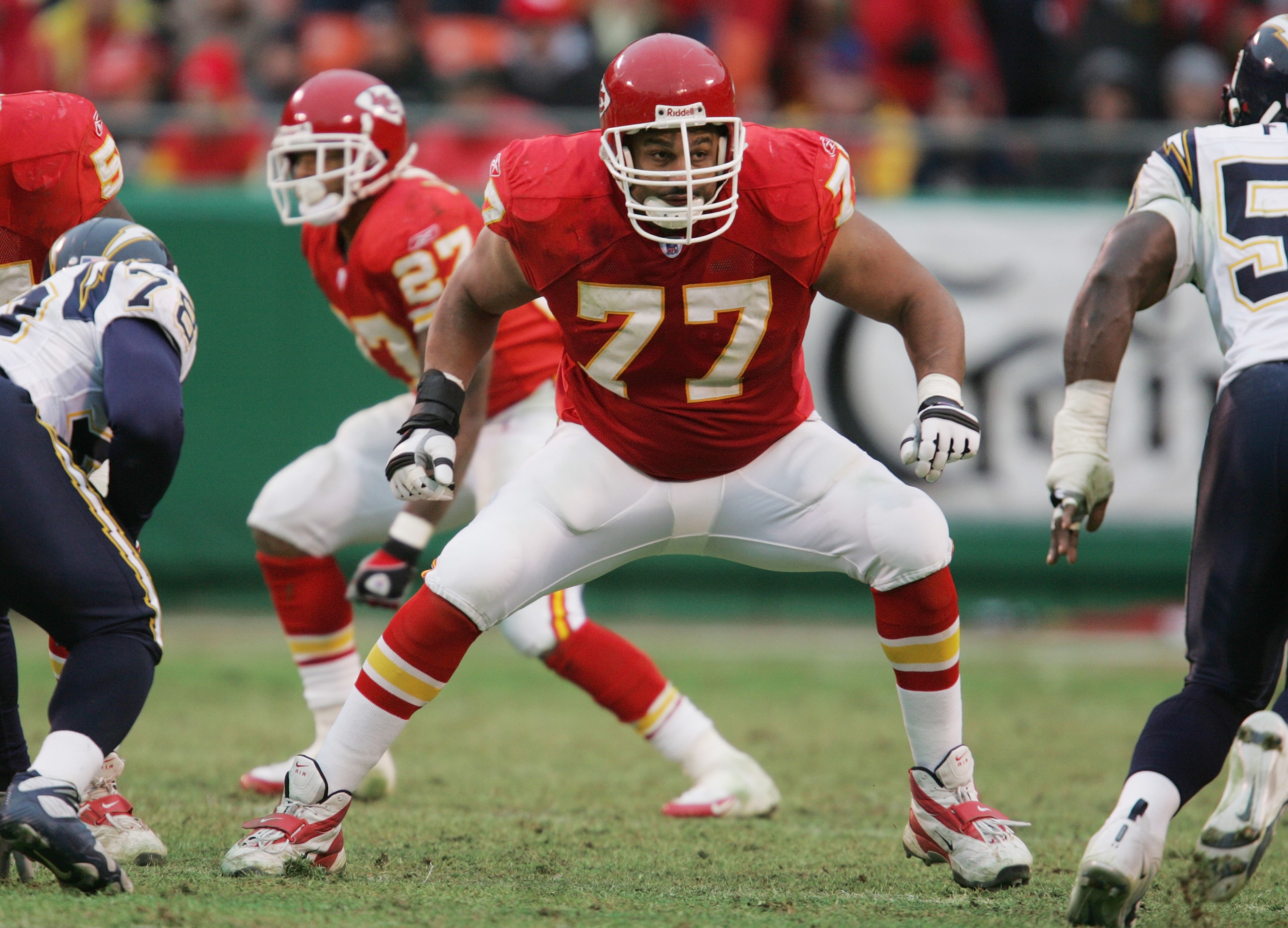 KANSAS CITY, MO - NOVEMBER 28: Offensive tackle Willie Roaf #77 of the Kansas City Chiefs blocks against the San Diego Chargers at Arrowhead Stadium on November 28, 2004 in Kansas City, Missouri. The Chargers defeated the Chiefs 34-31. (Photo by Jonathan