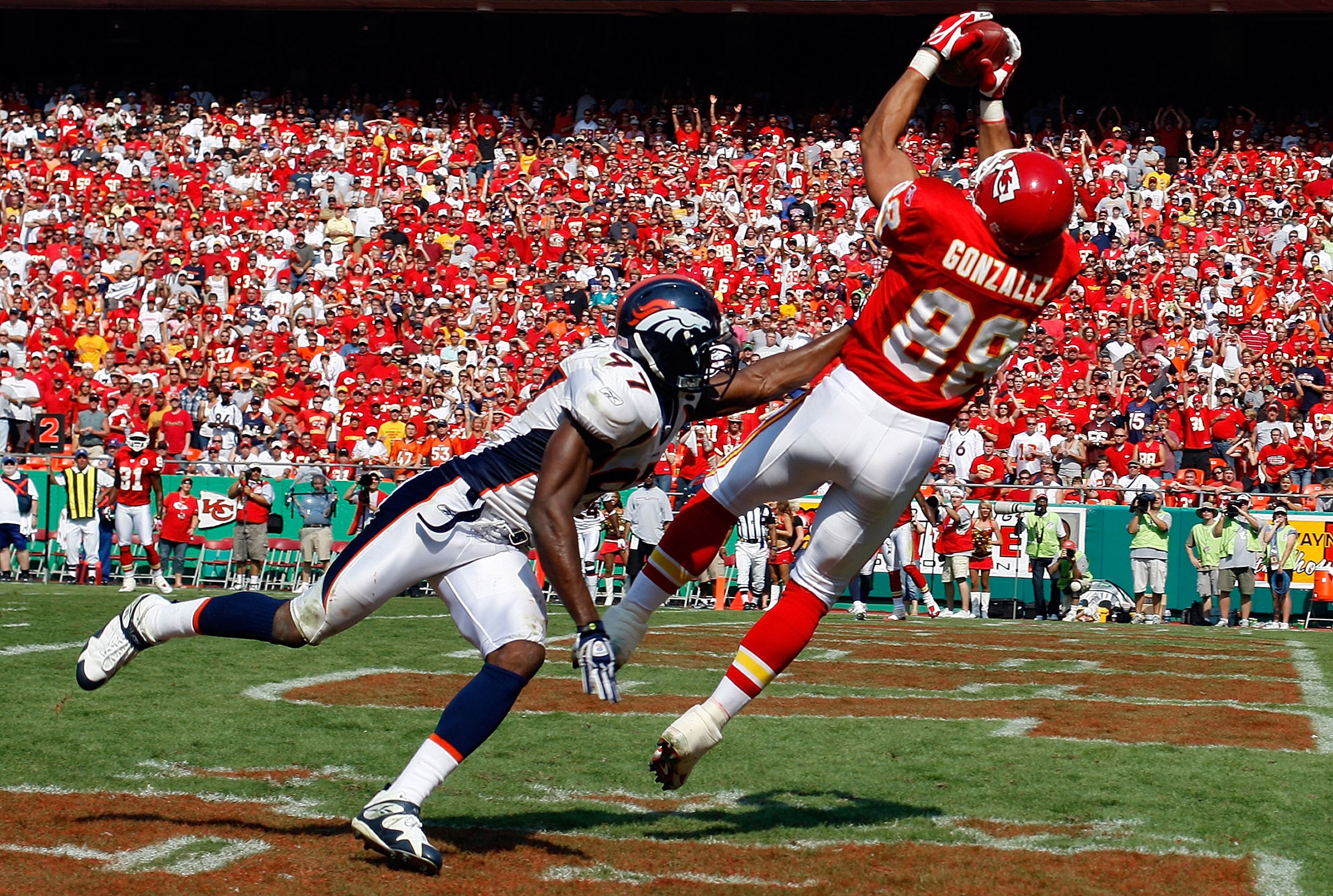 KANSAS CITY, MO - SEPTEMBER 28:  Tony Gonzalez #88 of the Kansas City Chiefs catches a pass in front of Boss Bailey #97 of the Denver Broncos on September 28, 2008 at Arrowhead Stadium in Kansas City, Missouri.  (Photo by Jamie Squire/Getty Images)
