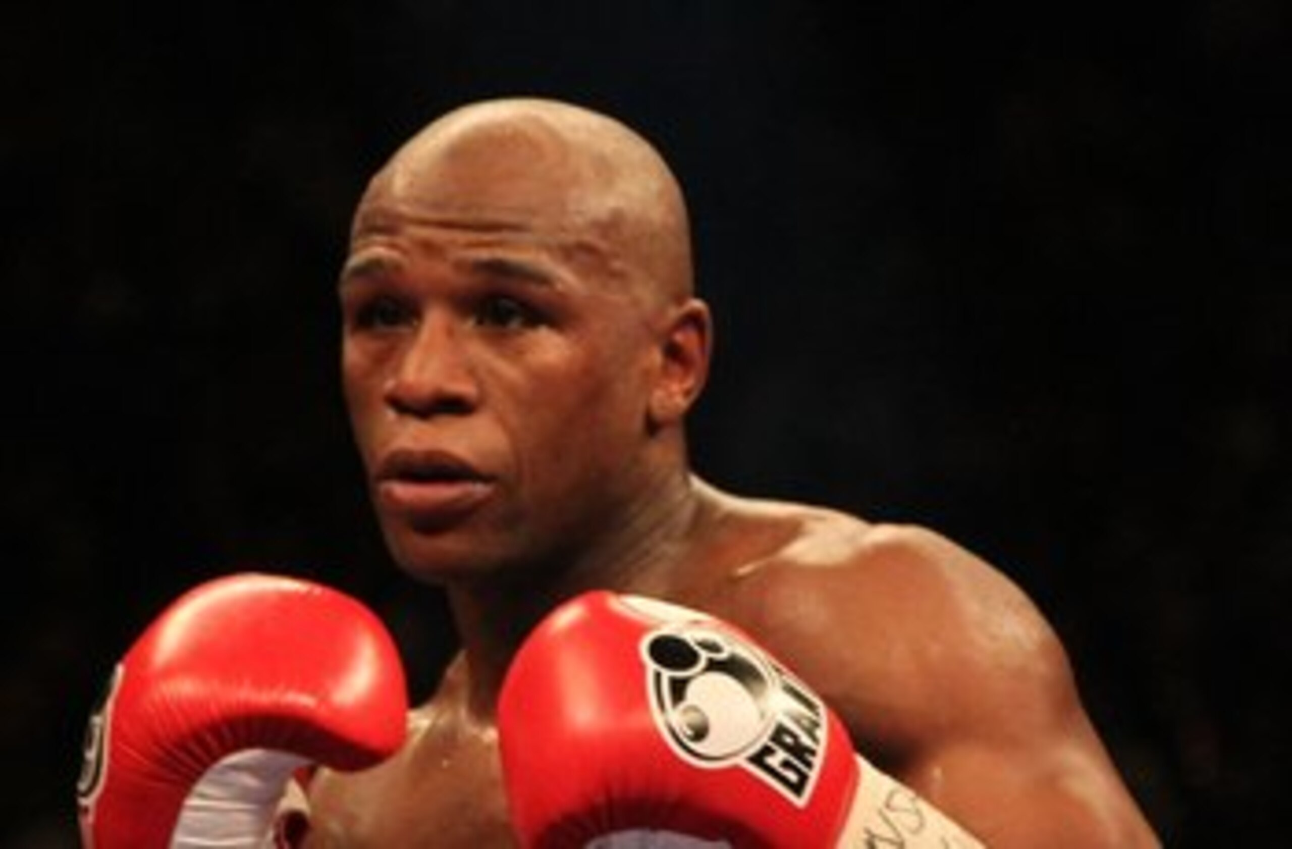 LAS VEGAS - MAY 01: Floyd Mayweather Jr. in action against Shane Mosley during their welterweight fight at the MGM Grand Garden Arena on May 1, 2010 in Las Vegas, Nevada. Mayweather Jr. defeated Mosley by unanimous decison.  (Photo by Jed Jacobsohn/Getty