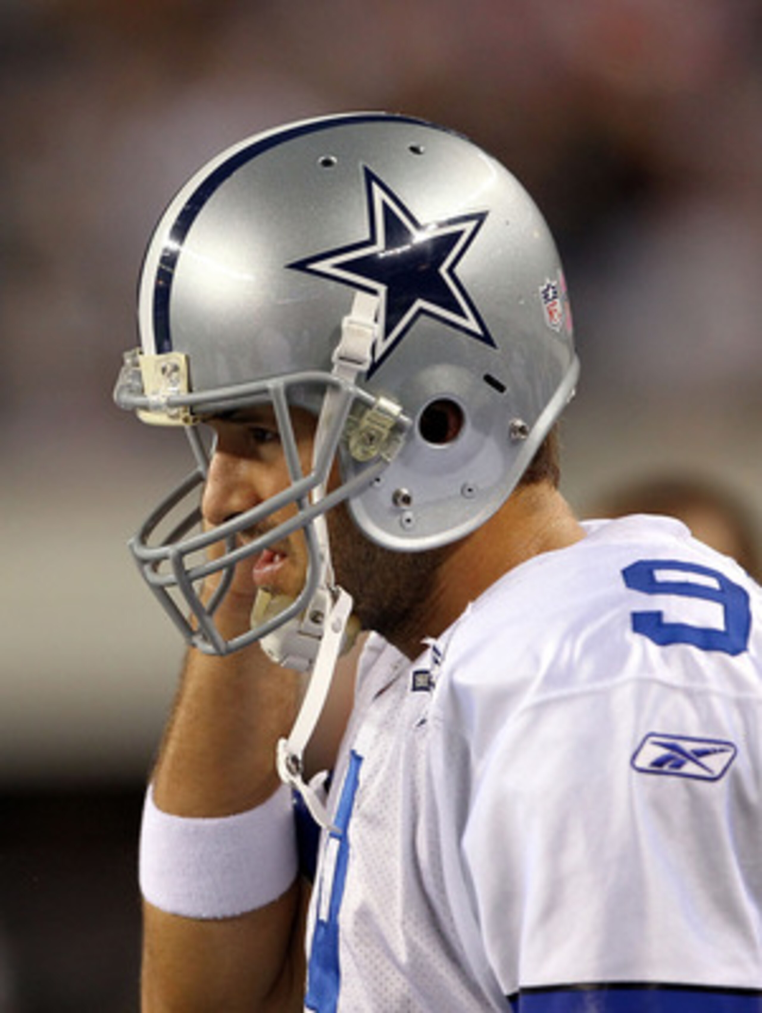 ARLINGTON, TX - OCTOBER 25:  Quarterback Tony Romo #9 of the Dallas Cowboys leaves the game after a left shoulder injury in the second quarter against the New York Giants at Cowboys Stadium on October 25, 2010 in Arlington, Texas.  (Photo by Ronald Martin