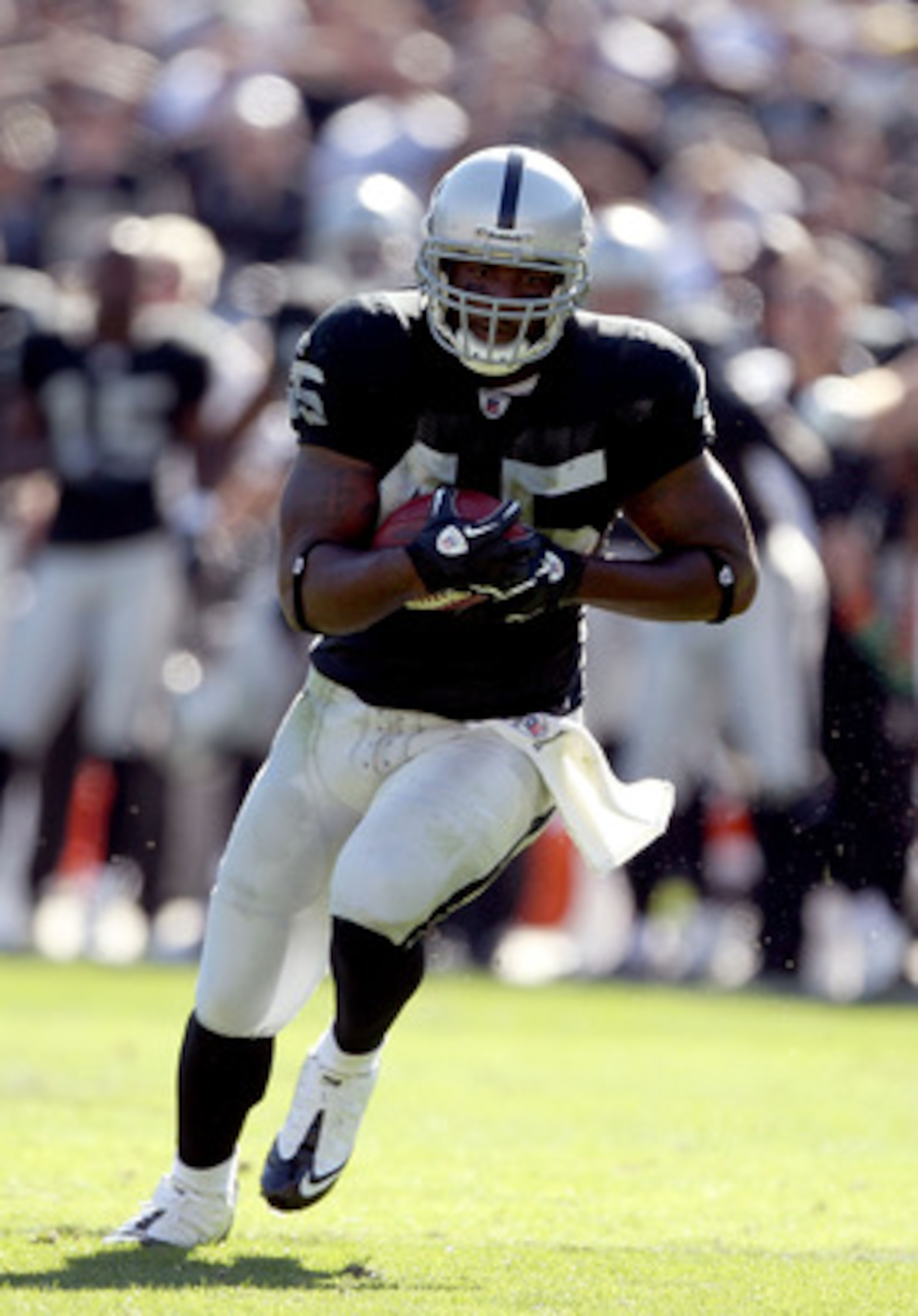 OAKLAND, CA - OCTOBER 31:  Marcel Reece #45 of the Oakland Raiders runs the ball on his way to a touchdown against the Seattle Seahawks at Oakland-Alameda County Coliseum on October 31, 2010 in Oakland, California.  (Photo by Ezra Shaw/Getty Images)