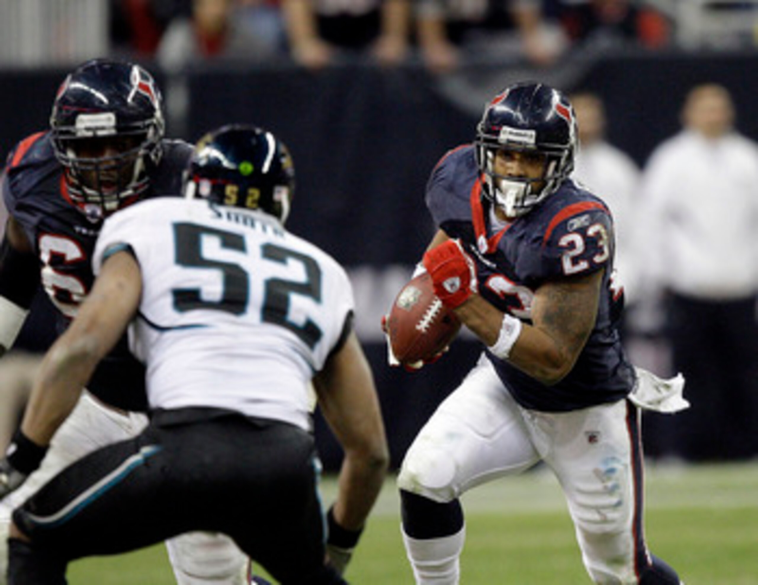 HOUSTON - JANUARY 02:  Running back Arian Foster #23 of the Houston Texans rushes past linebacker Daryl Smith #52 of the Jacksonville Jaguars and  Terrance Knighton #96 at Reliant Stadium on January 2, 2011 in Houston, Texas.  (Photo by Bob Levey/Getty Im