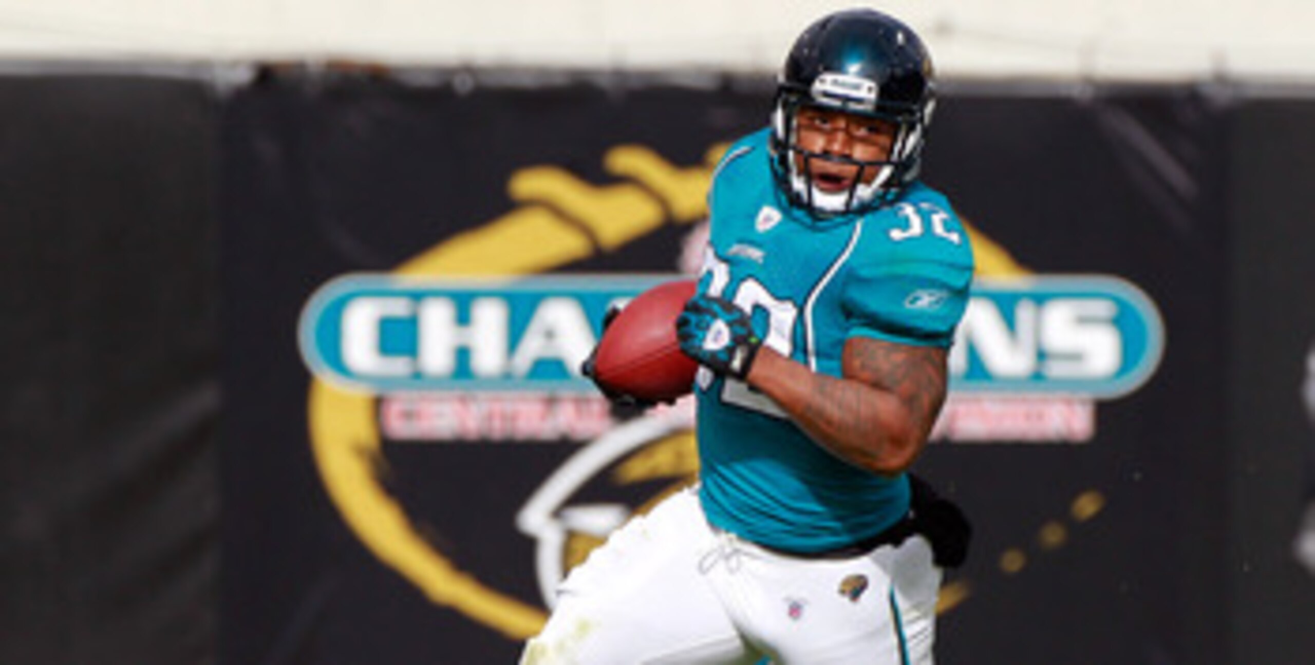 JACKSONVILLE, FL - DECEMBER 12:  Maurice Jones-Drew #32 of the Jacksonville Jaguars runs for yardage during the game against the Oakland Raiders during the game at EverBank Field on December 12, 2010 in Jacksonville, Florida.  (Photo by Sam Greenwood/Gett
