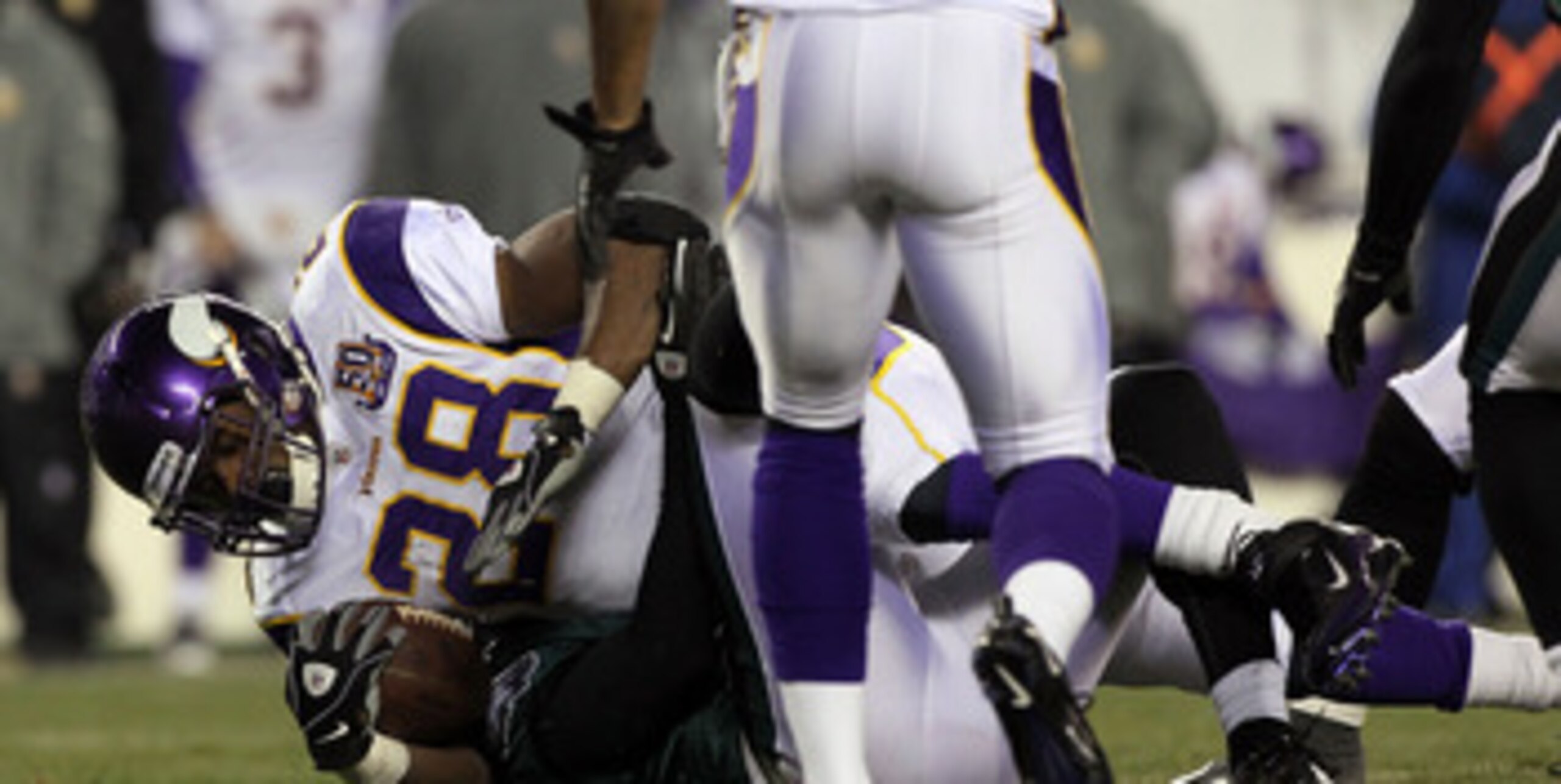 PHILADELPHIA, PA - DECEMBER 28:  Adrian Peterson #28 of the Minnesota Vikings in action against the Philadelphia Eagles at Lincoln Financial Field on December 26, 2010 in Philadelphia, Pennsylvania.  (Photo by Jim McIsaac/Getty Images)