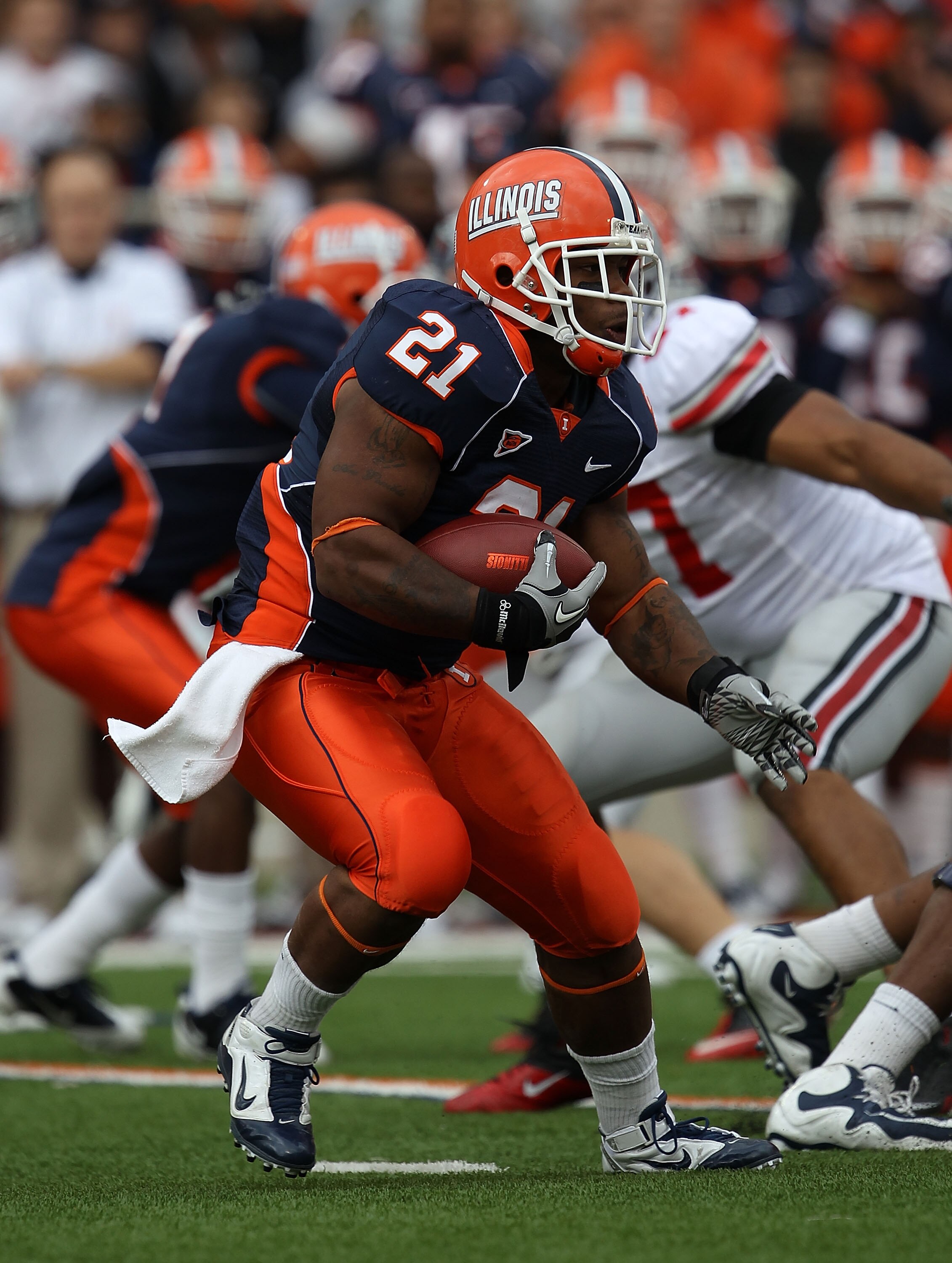 CHAMPAIGN, IL - OCTOBER 02: Jason Ford #21 of the Illinois Fighting Illini runs against the Ohio State Buckeyes at Memorial Stadium on October 2, 2010 in Champaign, Illinois. Ohio State defeated Illinois 24-13. (Photo by Jonathan Daniel/Getty Images)