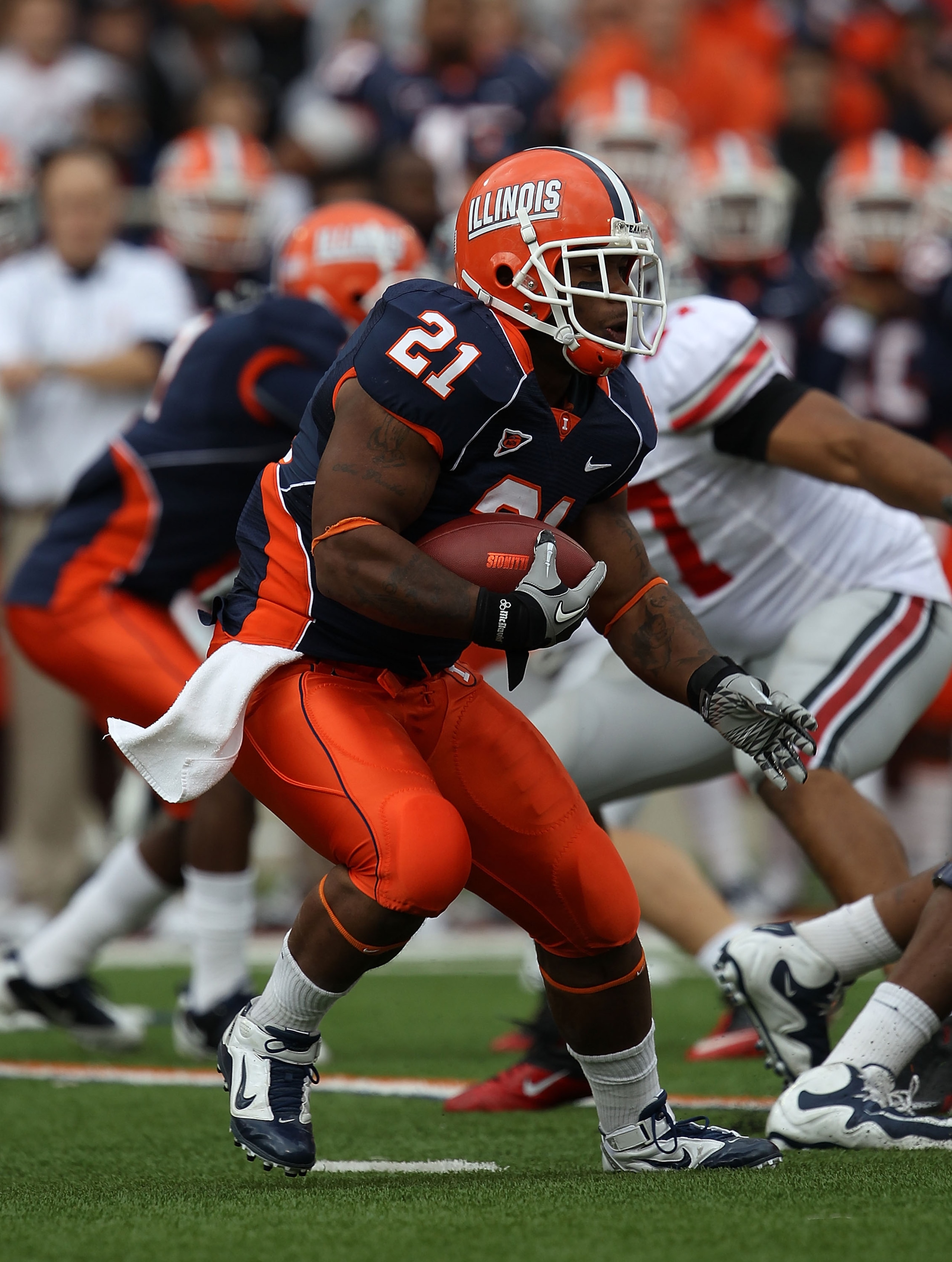CHAMPAIGN, IL - OCTOBER 02: Jason Ford #21 of the Illinois Fighting Illini runs against the Ohio State Buckeyes at Memorial Stadium on October 2, 2010 in Champaign, Illinois. Ohio State defeated Illinois 24-13. (Photo by Jonathan Daniel/Getty Images)