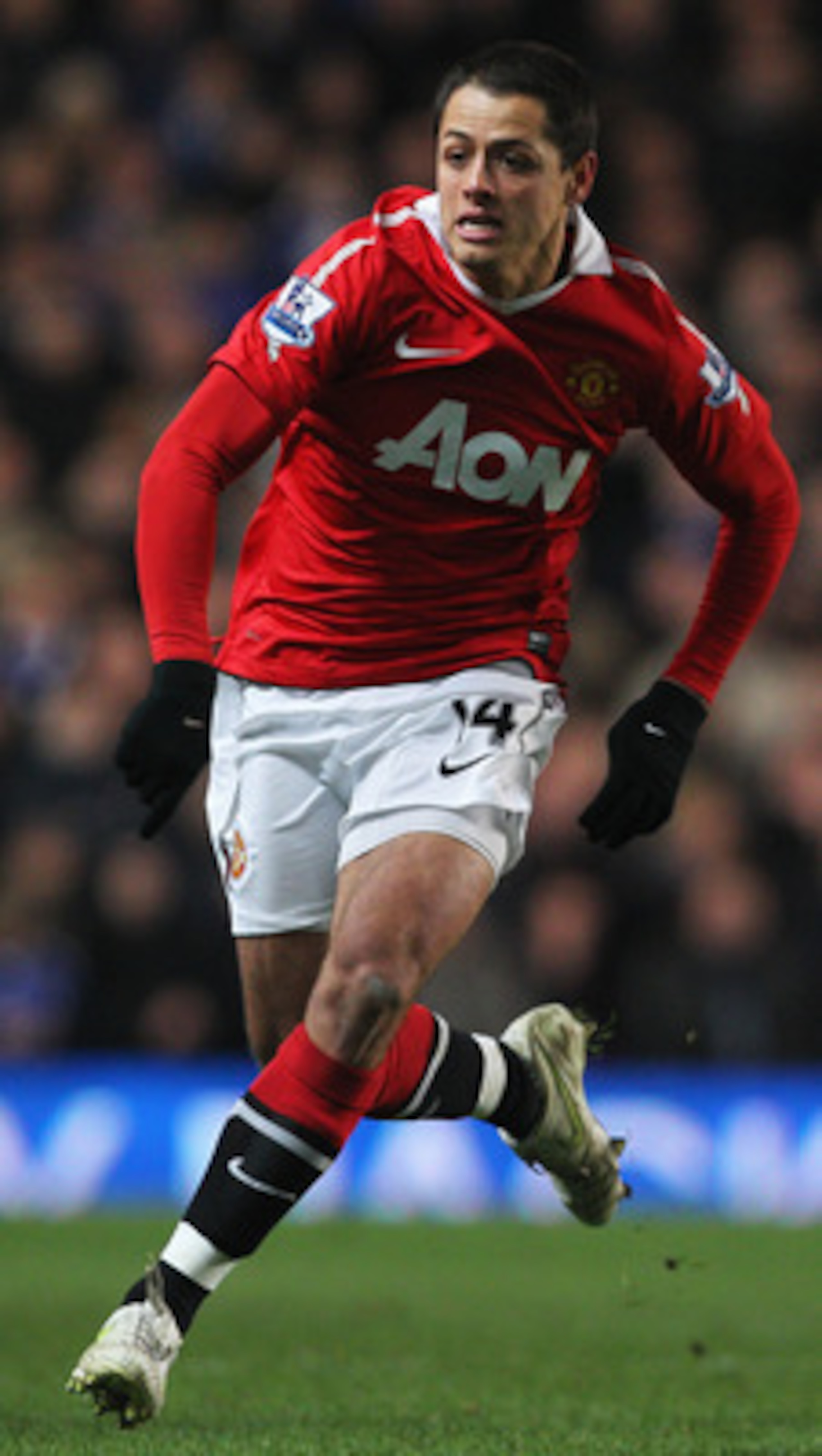 LONDON, ENGLAND - MARCH 01:  Javier Hernandez of Manchester United in action during the Barclays Premier League match between Chelsea and Manchester United at Stamford Bridge on March 1, 2011 in London, England.  (Photo by Clive Rose/Getty Images)