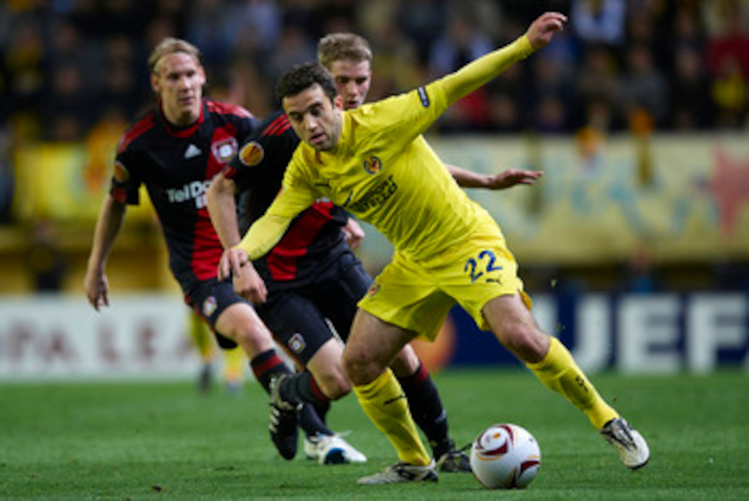VILLARREAL, SPAIN - MARCH 17:  Giuseppe Rossi of Villarreal runs with the ball during the UEFA Europa League round of 16 second leg match between Villarreal and Bayer Leverkusen at El Madrigal stadium on March 17, 2011 in Villarreal, Spain.  (Photo by Man