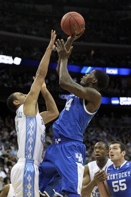 NEWARK, NJ - MARCH 27: DeAndre Liggins #34 of the Kentucky Wildcats in action against Kendall Marshall #5 of the North Carolina Tar Heels during the east regional final of the 2011 NCAA men's basketball tournament at Prudential Center on March 27, 2011 i NEWARK, NJ - MARCH 27: DeAndre Liggins #34 of the Kentucky Wildcats in action against Kendall Marshall #5 of the North Carolina Tar Heels during the east regional final of the 2011 NCAA men's basketball tournament at Prudential Center on March 27, 2011 i