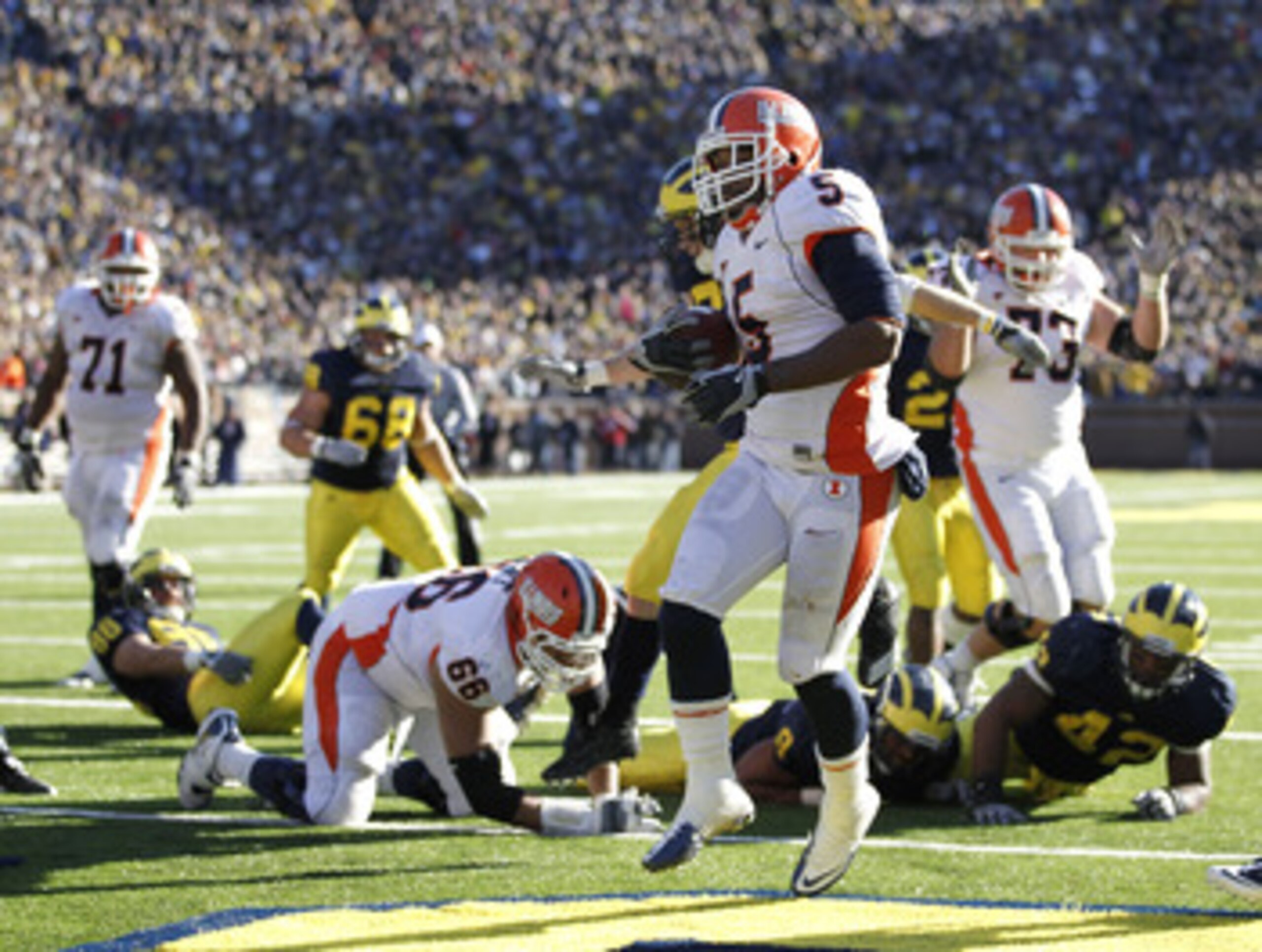 ANN ARBOR, MI - NOVEMBER 06:  Mikel Leshoure of the Illinios Fighting Illini scores a triple overtime touchdown while playing the Michigan Wolverines at Michigan Stadium on November 6, 2010 in Ann Arbor, Michigan. Michigan won the game 67-65. (Photo by Gr