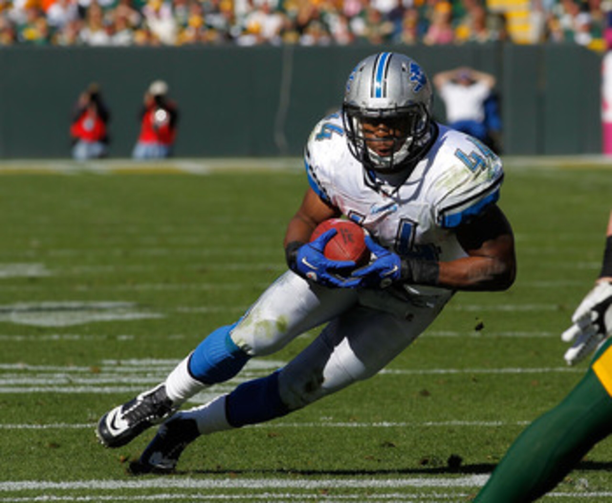 GREEN BAY, WI - OCTOBER 03: Jahvid Best #44 of the Detroit Lions runs against the Green Bay Packers at Lambeau Field on October 3, 2010 in Green Bay, Wisconsin. The Packers defeated the Lions 28-26. (Photo by Jonathan Daniel/Getty Images)