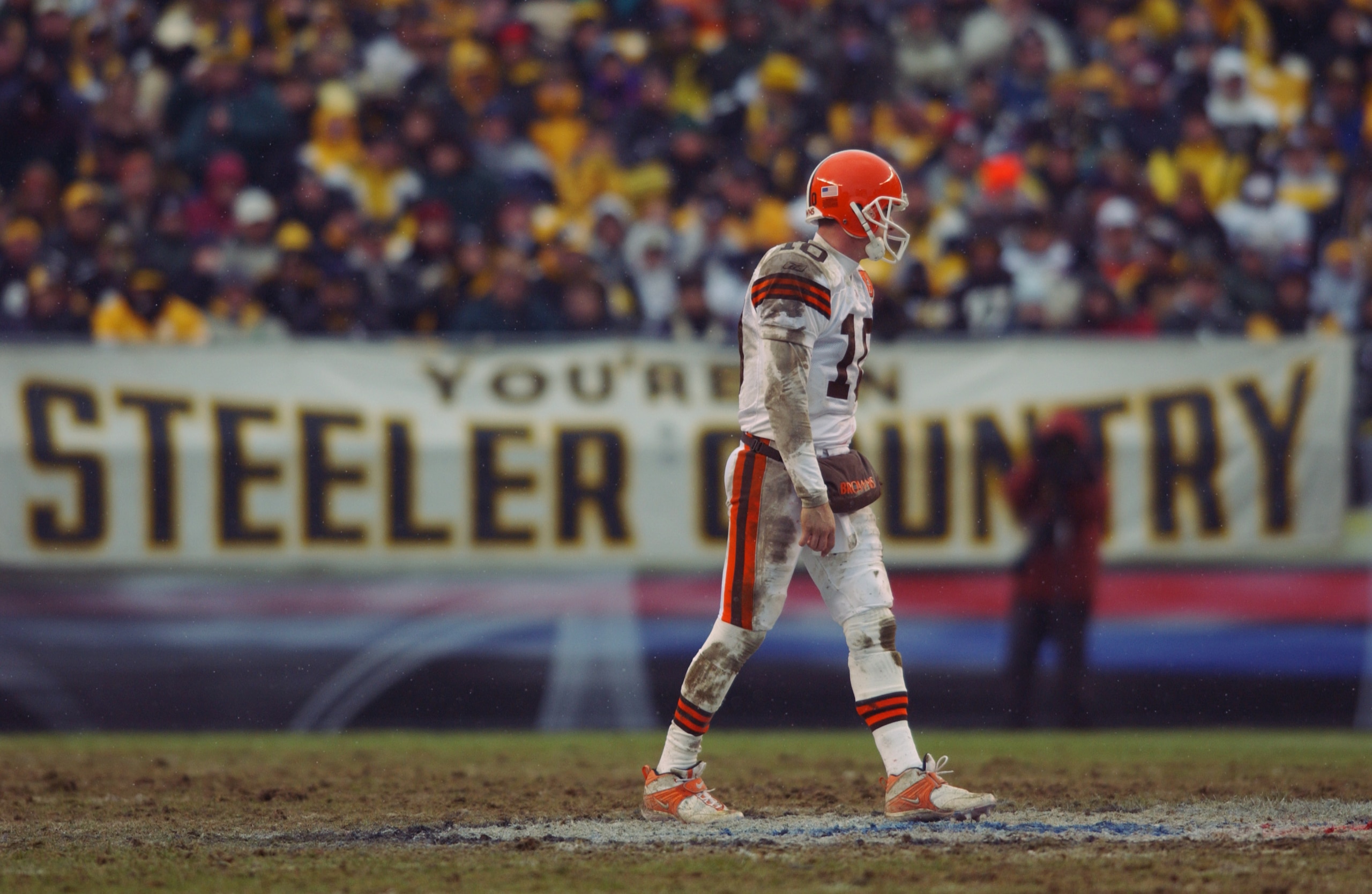 PITTSBURGH, PA - JANUARY 5: Kelly Holcomb #10 of the Cleveland Browns walks off the field as the Pittsburgh Steelers defeated the Browns 36-33 during the AFC Wild Card Playoff game on January 5, 2003 at Heinz Field in Pittsburgh, Pennsylvania. (Photo by PITTSBURGH, PA - JANUARY 5: Kelly Holcomb #10 of the Cleveland Browns walks off the field as the Pittsburgh Steelers defeated the Browns 36-33 during the AFC Wild Card Playoff game on January 5, 2003 at Heinz Field in Pittsburgh, Pennsylvania. (Photo by