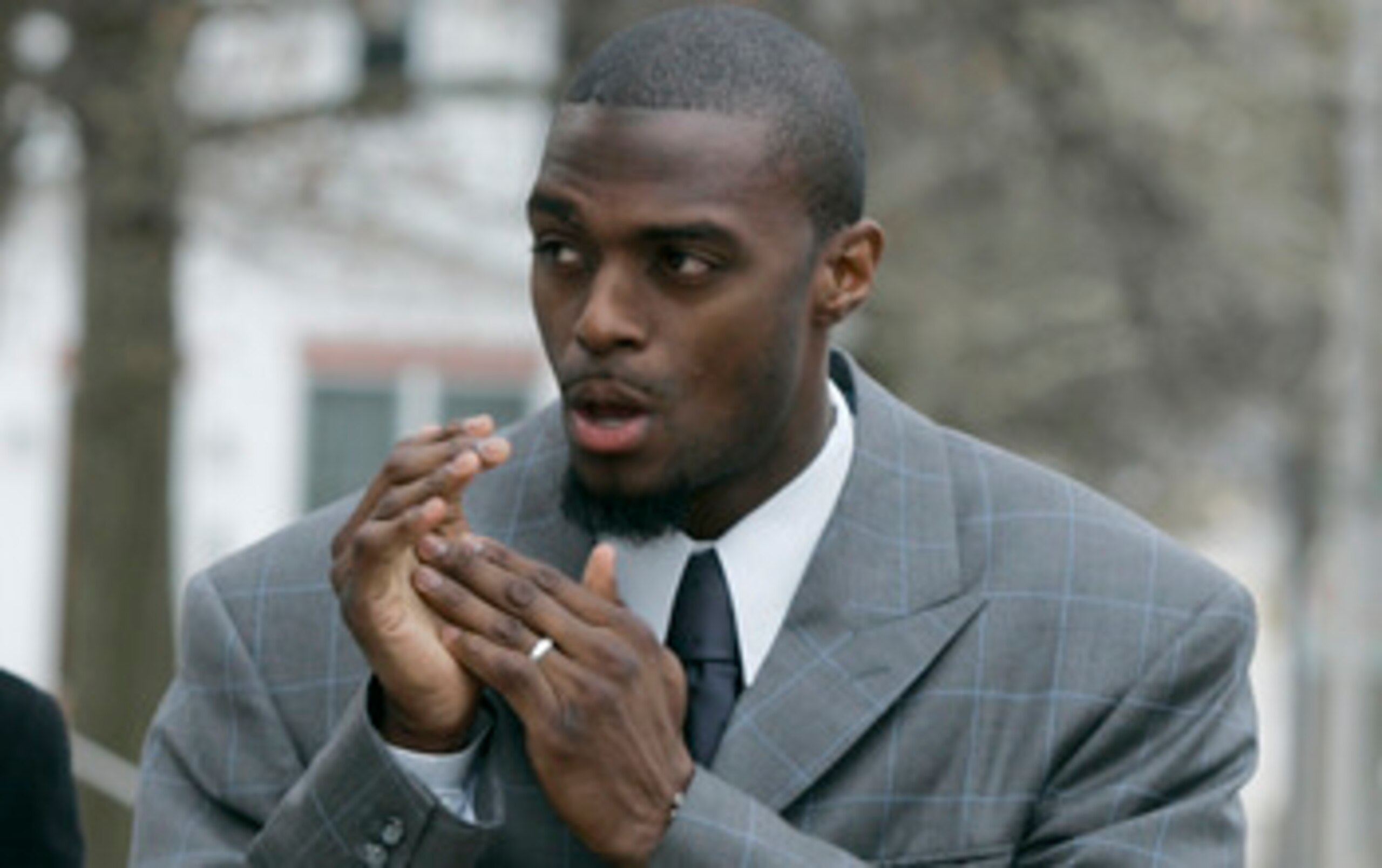 LEBANON - JANUARY 14: New York Giants wide receiver Plaxico Burress warms his hands as he arrives at the Lebanon County Courthouse January 14, 2009 in Lebanon, Pa.  Burress is scheduled to appear in a civil trial in a dispute with an automobile dealer ove