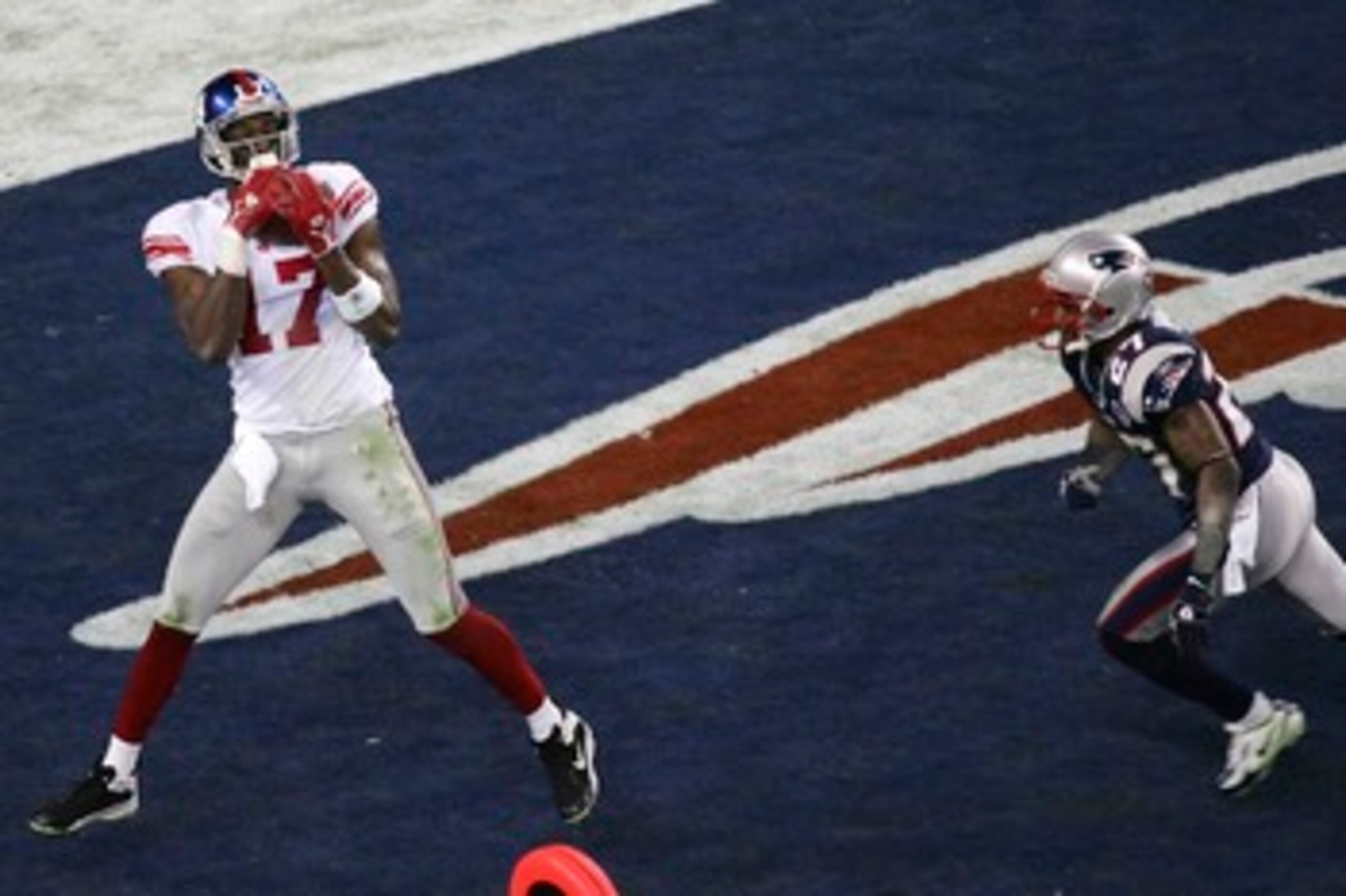 GLENDALE, AZ - FEBRUARY 03:  Wide receiver Plaxico Burress #17 of the New York Giants catches a 13-yard touchdown pass in the fourth quarter over Ellis Hobbs #27 of the New England Patriots during Super Bowl XLII on February 3, 2008 at the University of P