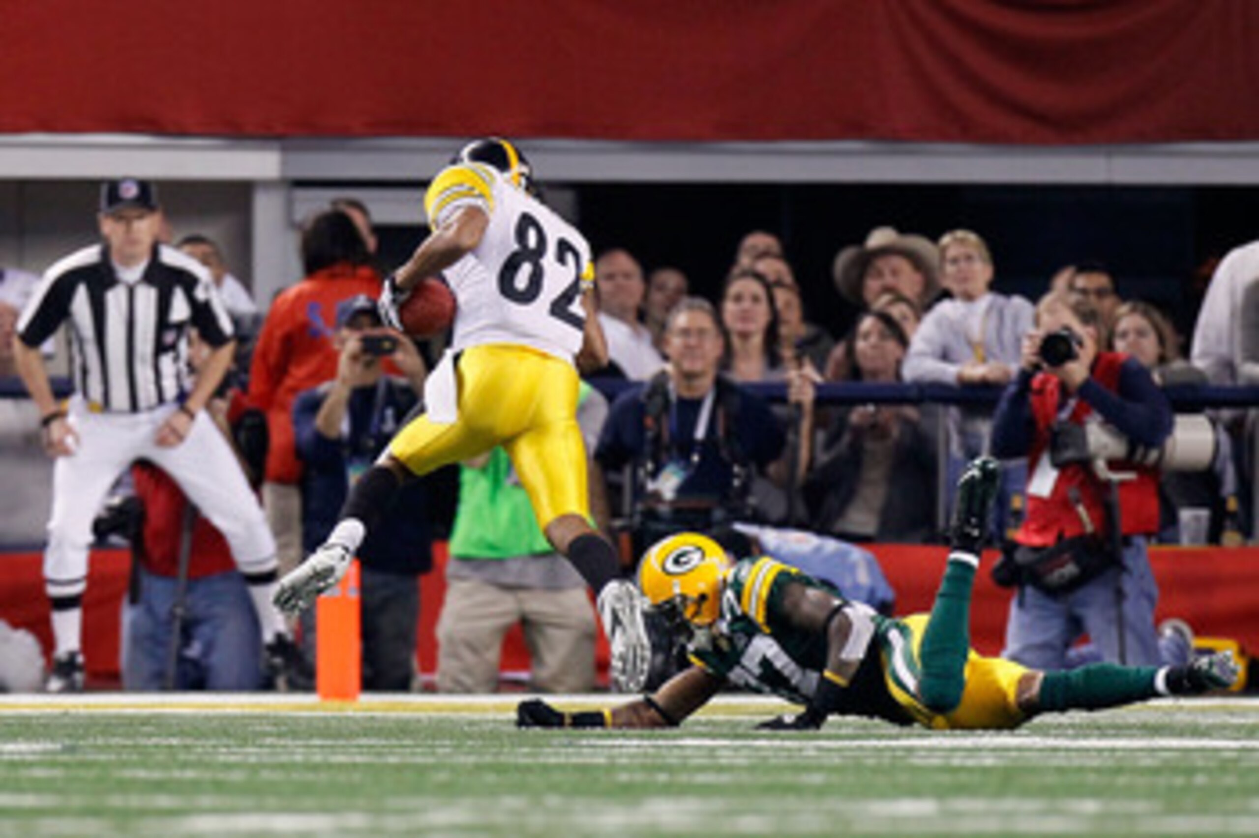 ARLINGTON, TX - FEBRUARY 06:  Antwaan Randle El #82 of the Pittsburgh Steelers scores a 2-point conversion in the fourth quarter against Sam Shields #37 of the Green Bay Packers  during Super Bowl XLV at Cowboys Stadium on February 6, 2011 in Arlington, T