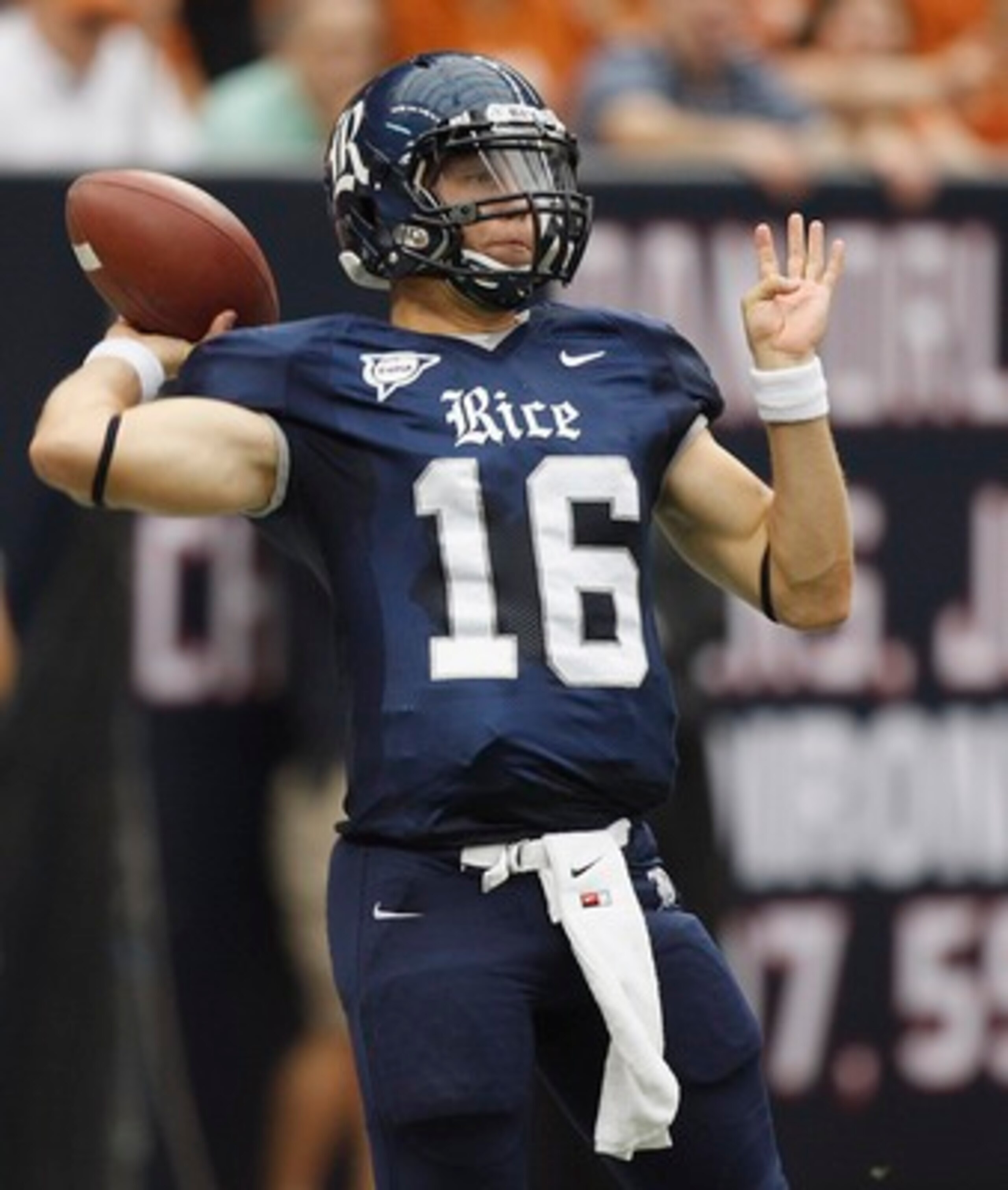HOUSTON - SEPTEMBER 04:  Quarterback Taylor McHargue #16 of the Rice Owls throws downfield against the Texas Limghorns> at Reliant Stadium on September 4, 2010 in Houson, Texas.  (Photo by Bob Levey/Getty Images)