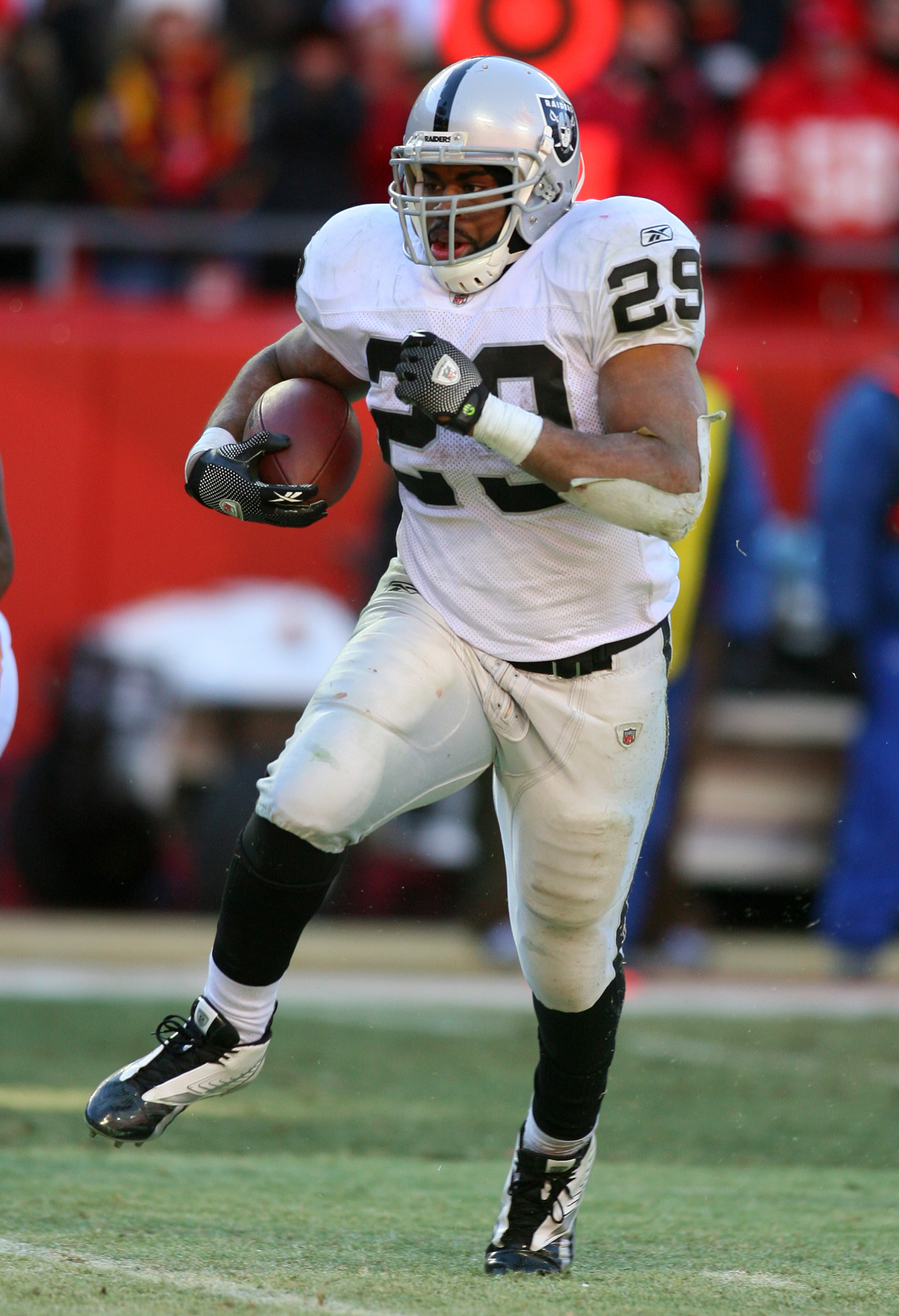 KANSAS CITY, MO - JANUARY 02:  Running back Michael Bush #29 of the Oakland Raiders runs down field in a game against the Kansas City Chiefs at Arrowhead Stadium on January 2, 2011 in Kansas City, Missouri.  (Photo by Tim Umphrey/Getty Images)