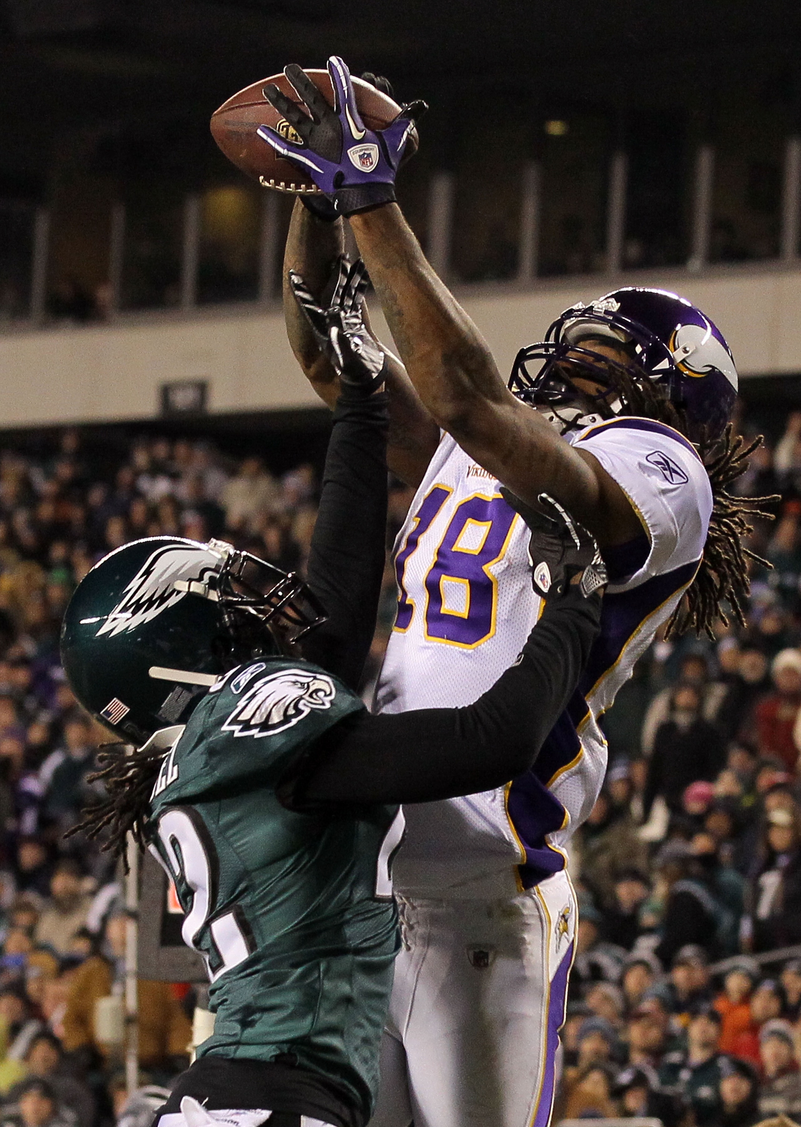 PHILADELPHIA, PA - DECEMBER 28:  Sidney Rice #18 of the Minnesota Vikings in action against Asante Samuel #22 of the Philadelphia Eagles at Lincoln Financial Field on December 28, 2010 in Philadelphia, Pennsylvania.  (Photo by Jim McIsaac/Getty Images)