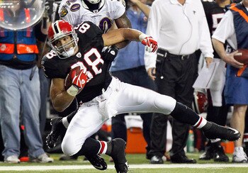 ATLANTA - NOVEMBER 11:  Tony Gonzalez #88 of the Atlanta Falcons pulls in this reception against Ed Reed #20 of the Baltimore Ravens at Georgia Dome on November 11, 2010 in Atlanta, Georgia.  (Photo by Kevin C. Cox/Getty Images)