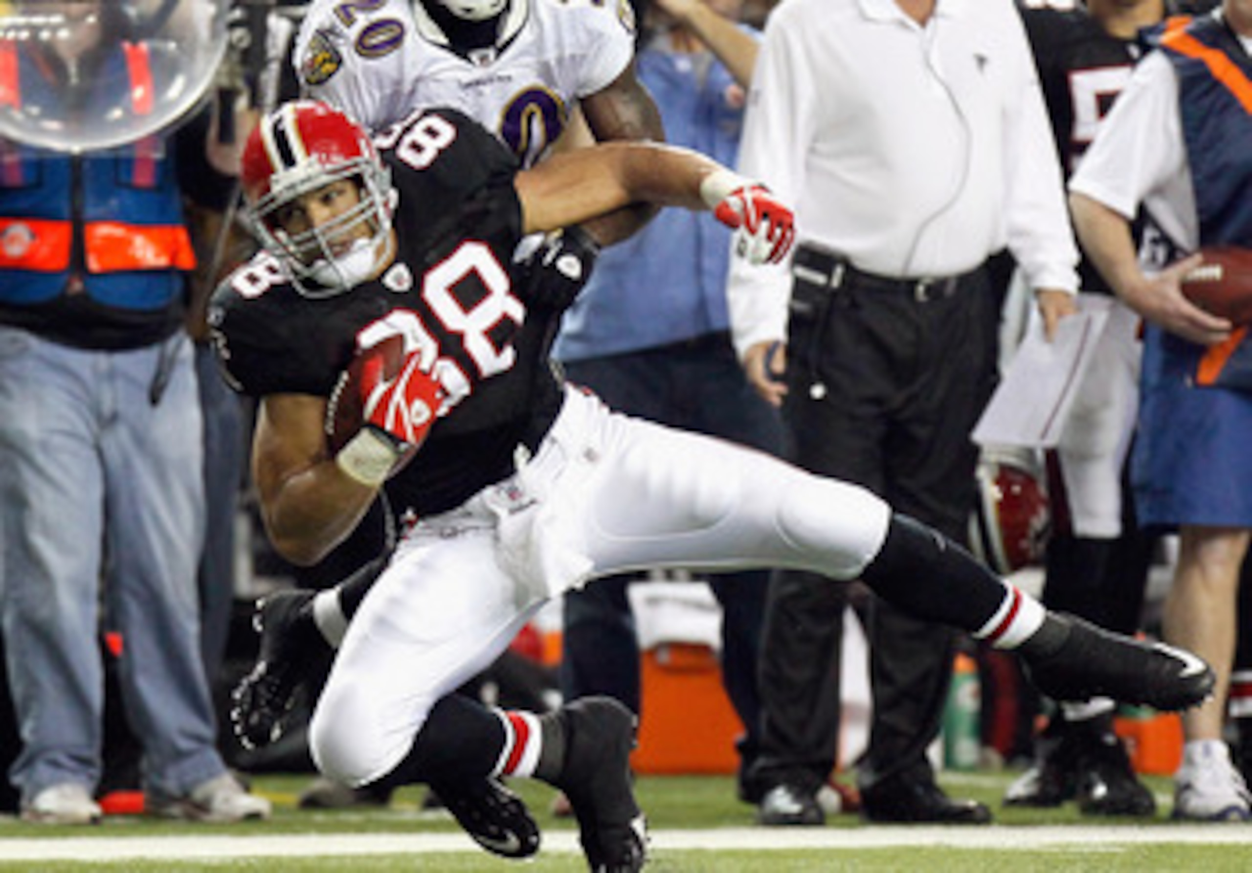 ATLANTA - NOVEMBER 11:  Tony Gonzalez #88 of the Atlanta Falcons pulls in this reception against Ed Reed #20 of the Baltimore Ravens at Georgia Dome on November 11, 2010 in Atlanta, Georgia.  (Photo by Kevin C. Cox/Getty Images)