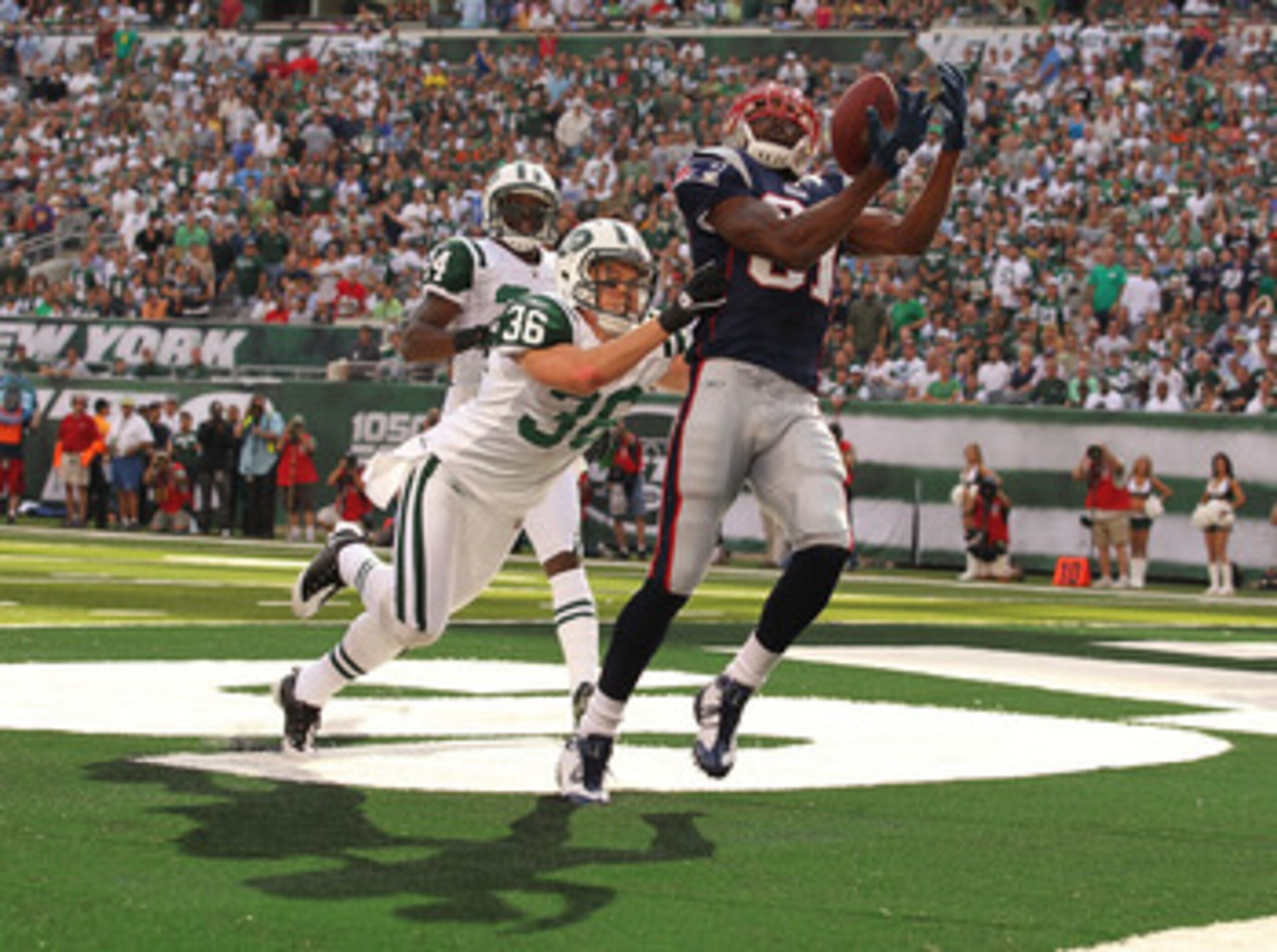 EAST RUTHERFORD, NJ - SEPTEMBER 19:  Jim Leonhard #36 of the New York Jets defends against Randy Moss #81 of the New England Patriots on September 19, 2010 at the New Meadowlands Stadium  in East Rutherford, New Jersey. There was no touchdown on the play.