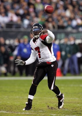 PHILADELPHIA - DECEMBER 31: Michael Vick #7 of the Atlanta Falcons throws a pass against the Philadelphia Eagles in NFL action December 31, 2006 at Lincoln Financial Field in Philadelphia, Pennsylvania.  (Photo by Jim McIsaac/Getty Images)