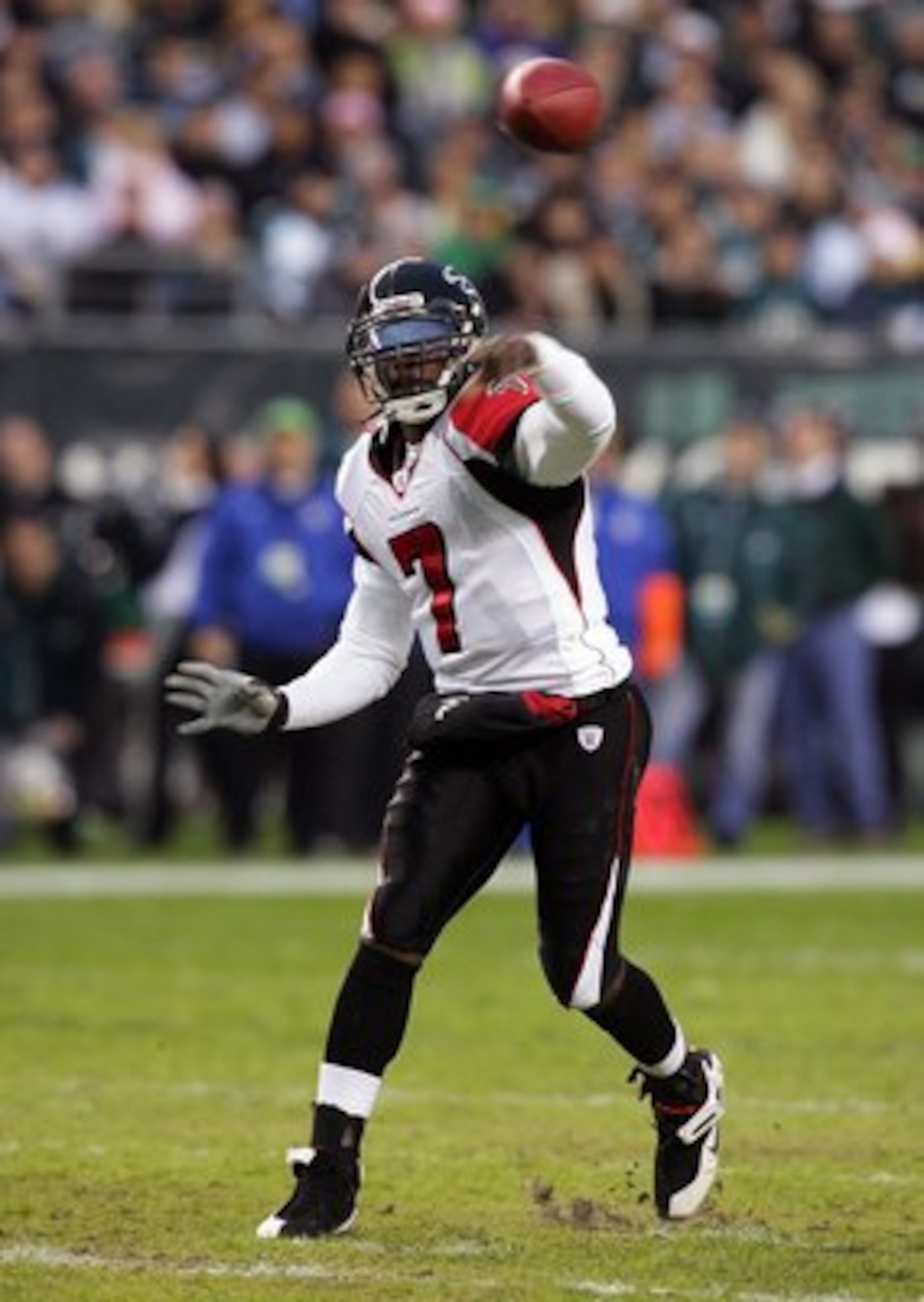 PHILADELPHIA - DECEMBER 31: Michael Vick #7 of the Atlanta Falcons throws a pass against the Philadelphia Eagles in NFL action December 31, 2006 at Lincoln Financial Field in Philadelphia, Pennsylvania.  (Photo by Jim McIsaac/Getty Images)
