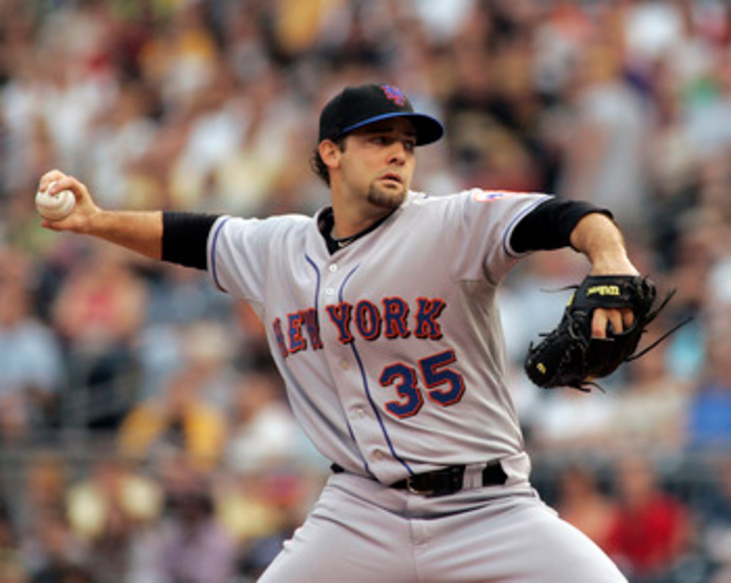 PITTSBURGH, PA - JUNE 10:  Dillon Gee #35 of the New York Mets pitches against the Pittsburgh Pirates during the game on June 10, 2011 at PNC Park in Pittsburgh, Pennsylvania.  (Photo by Justin K. Aller/Getty Images)