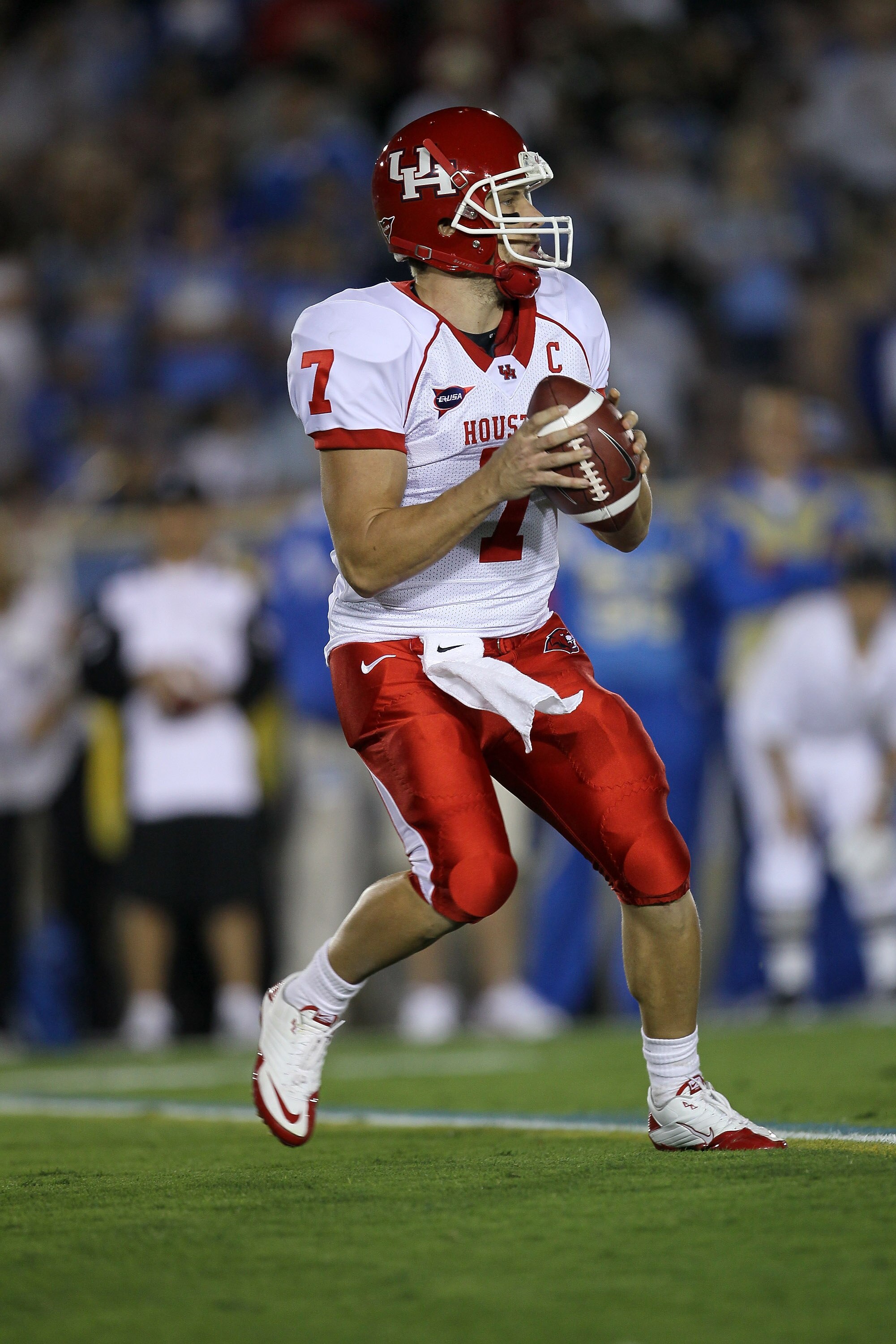 PASADENA, CA - SEPTEMBER 18: Quarterback Case Keenum #7 of the Houston Cougars drops back to pass against the UCLA Bruins in the second quarter at the Rose Bowl on September 18, 2010 in Pasadena, California. UCLA won 31-13. (Photo by Stephen Dunn/Getty PASADENA, CA - SEPTEMBER 18: Quarterback Case Keenum #7 of the Houston Cougars drops back to pass against the UCLA Bruins in the second quarter at the Rose Bowl on September 18, 2010 in Pasadena, California. UCLA won 31-13. (Photo by Stephen Dunn/Getty