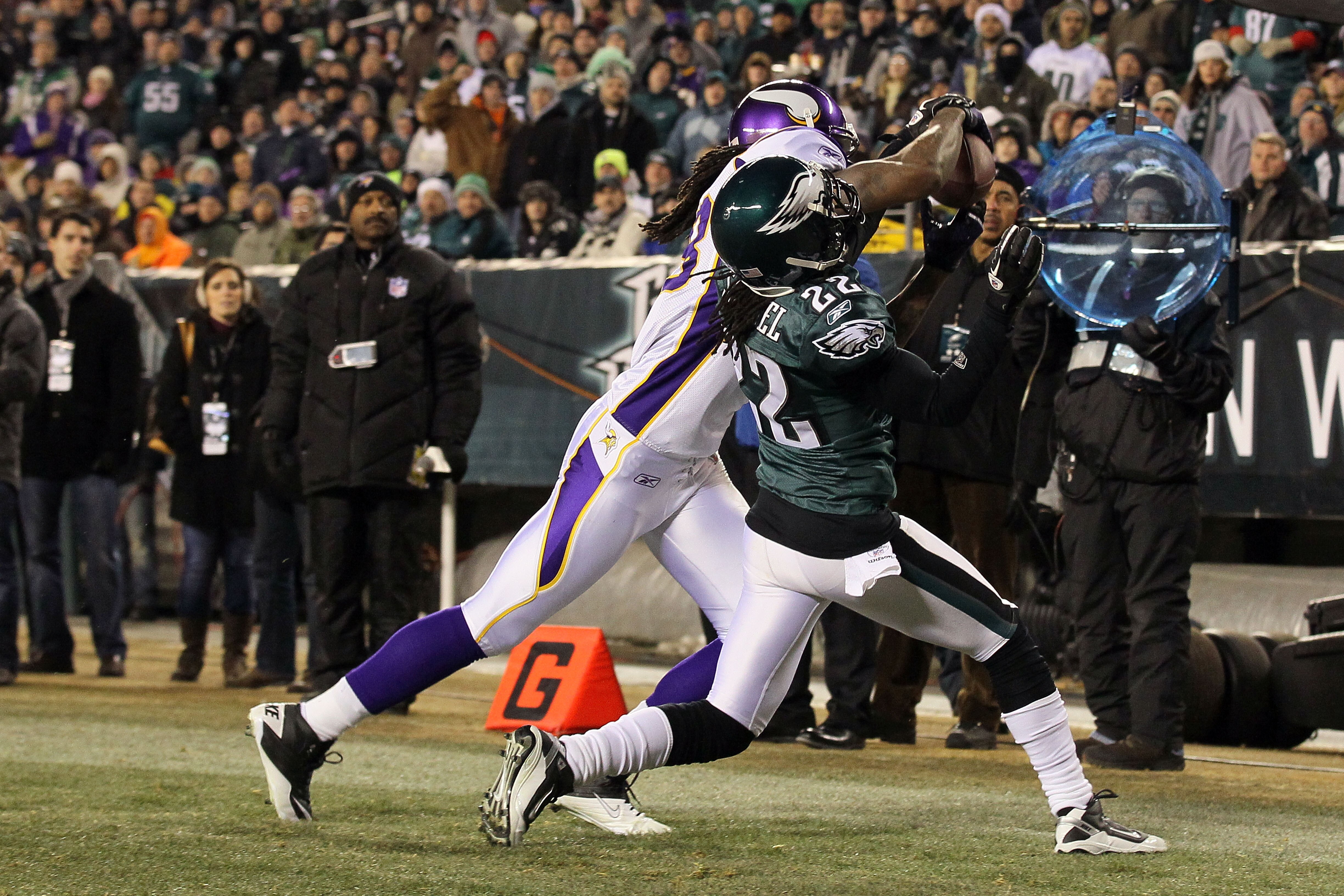PHILADELPHIA, PA - DECEMBER 28:  Sidney Rice #18 of the Minnesota Vikings in action against Asante Samuel #22 of the Philadelphia Eagles at Lincoln Financial Field on December 28, 2010 in Philadelphia, Pennsylvania.  (Photo by Jim McIsaac/Getty Images)