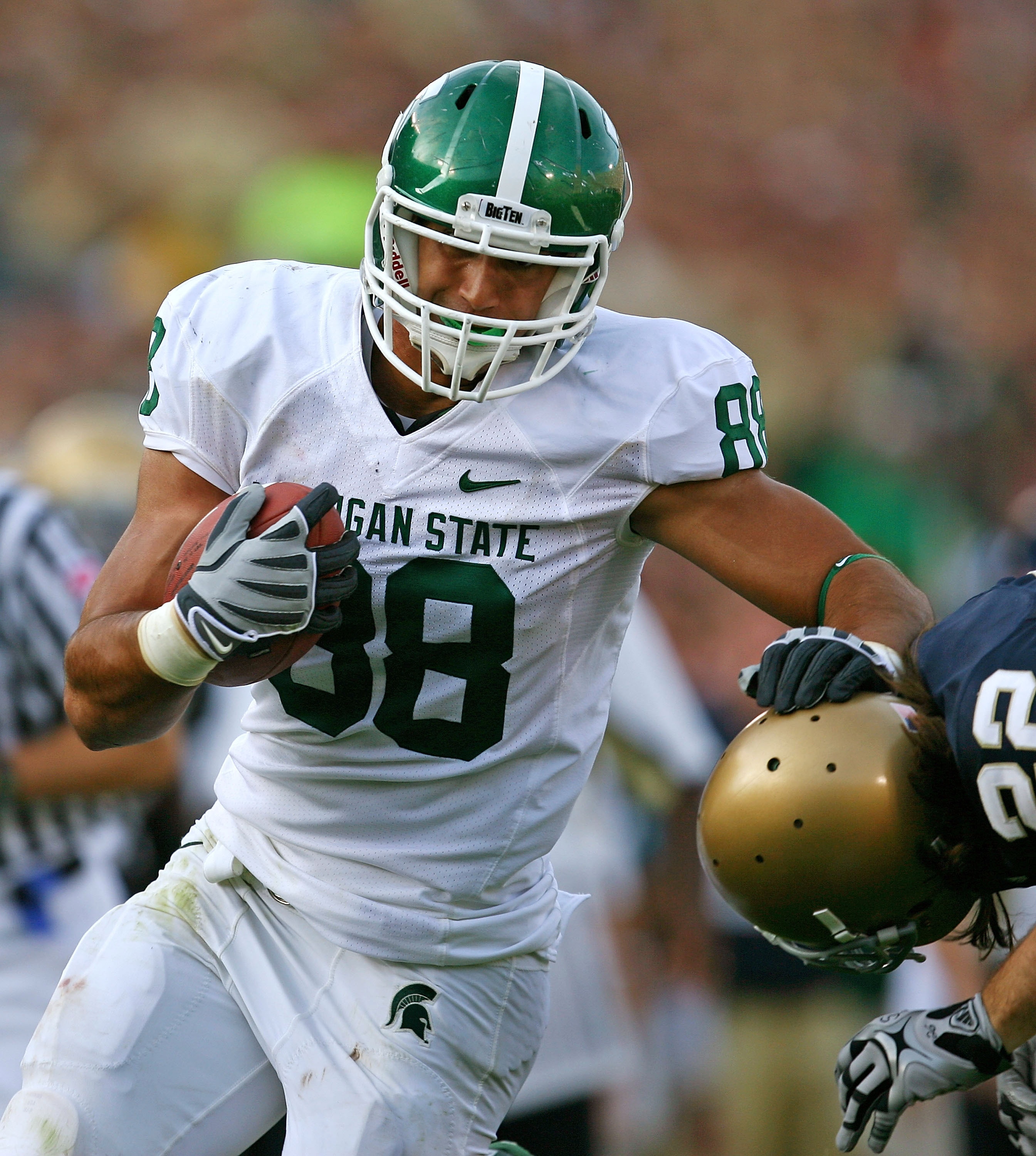 SOUTH BEND, IN - SETPEMBER 19: Brian Linthicum #88 of the Michigan State Spartans fights off Harrison Smith #22 of the Notre Dame Fighting Irish on September 19, 2009 at Notre Dame Stadium in South Bend, Indiana. Notre Dame defeated Michigan State 33-30.