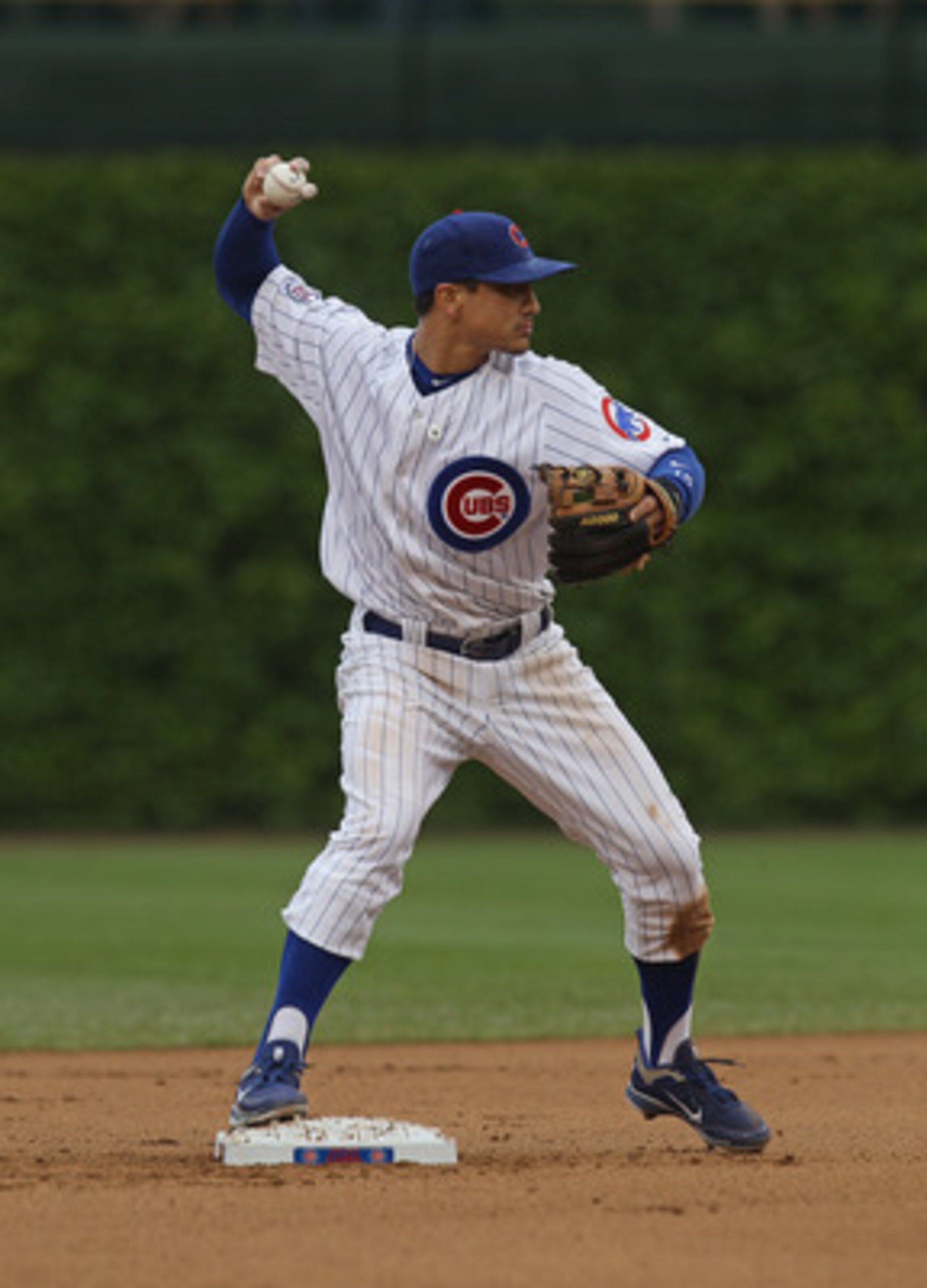 CHICAGO, IL - MAY 29:  Darwin Barney #15 of the Chicago Cubs throws to 1st base against the Pittsburgh Pirates at Wrigley Field on May 29, 2011 in Chicago, Illinois. The Cubs defeated the Pirates 3-2.  (Photo by Jonathan Daniel/Getty Images)