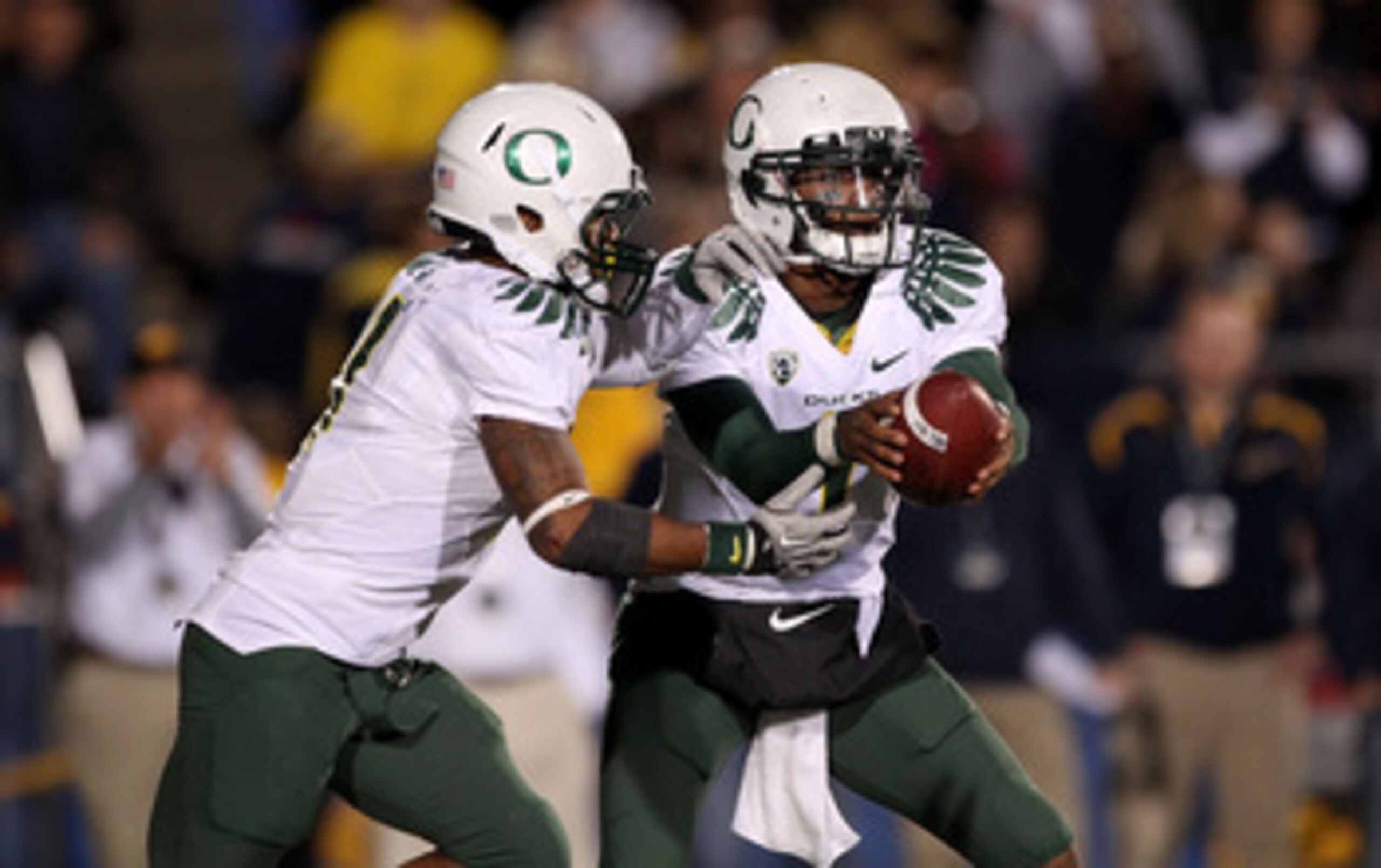 BERKELEY, CA - NOVEMBER 13:  Darron Thomas #1 of the Oregon Ducks hands off to LaMichael James #21 during their game against the California Golden Bears  at California Memorial Stadium on November 13, 2010 in Berkeley, California.  (Photo by Ezra Shaw/Get