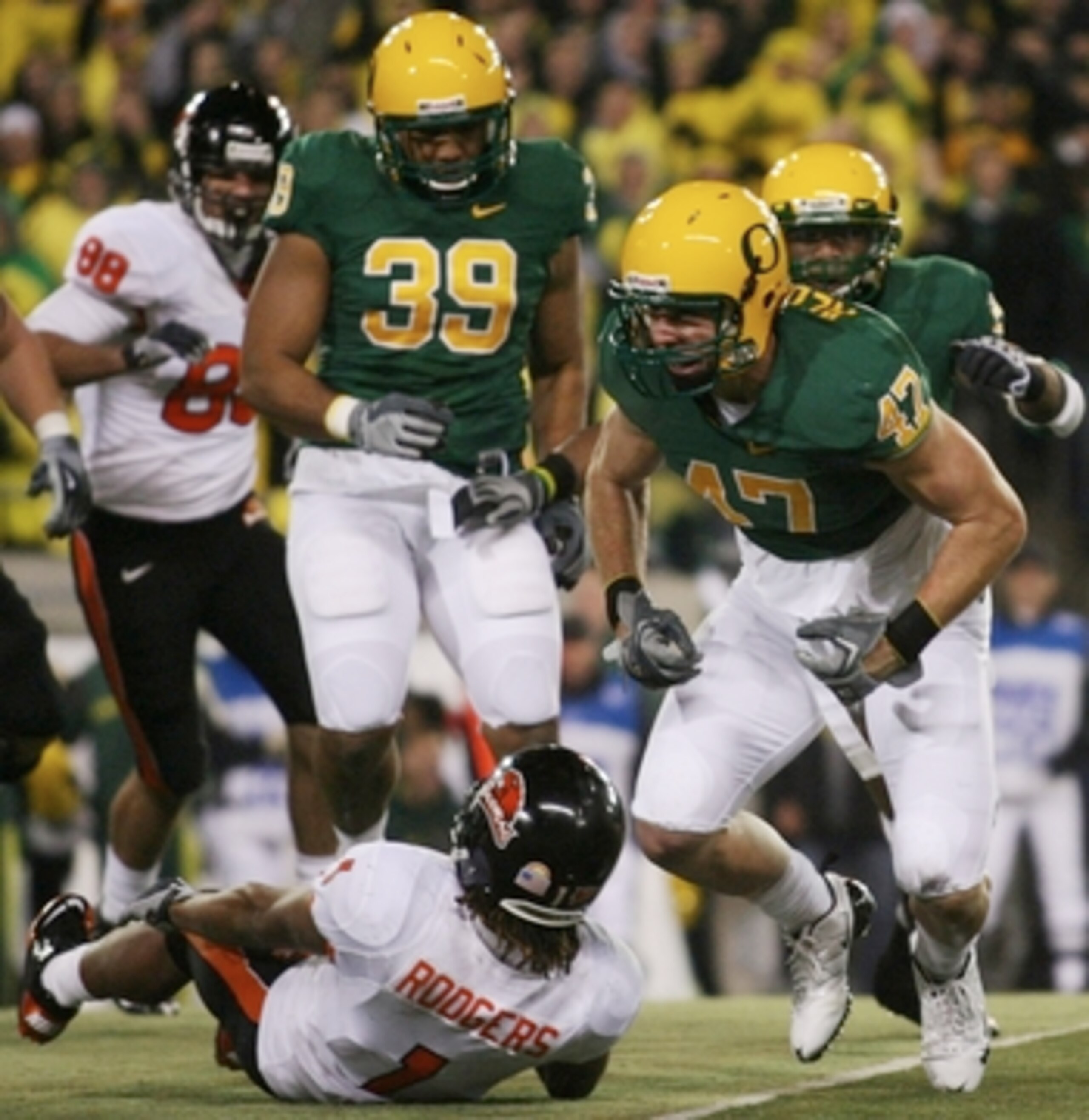 EUGENE,OR - DECEMBER 03:  Kiko Alonso #47 of the Oregon Ducks celebrates tackling Jacquizz Rodgers #1 of the Oregon State Beavers during the second quarter of the game at Autzen Stadium on December 3, 2009 in Eugene, Oregon.  (Photo by Tom Hauck/Getty Ima
