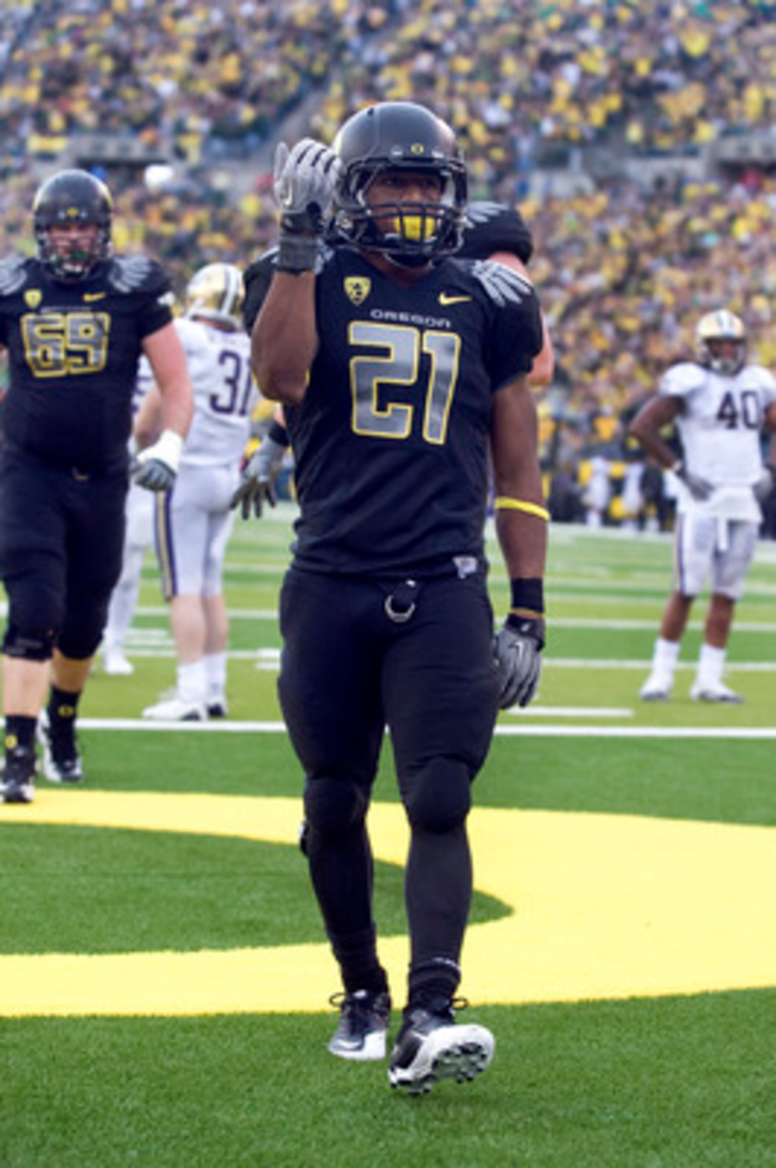 EUGENE, OR - NOVEMBER 06: Running back LaMichael James #21 of the Oregon Ducks signals to the crowd after scoring a touchdown in the fourth quarter of the game at Autzen Stadium on November 6, 2010 in Eugene, Oregon. The Ducks won the game 53-16. (Photo b