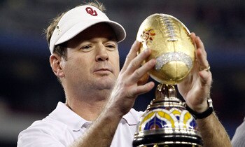 GLENDALE, AZ - JANUARY 01:  Head coach Bob Stoops of the Sooners celebrates the 48-20 victory against the Connecticut Huskies during the Tostitos Fiesta Bowl at the Universtity of Phoenix Stadium on January 1, 2011 in Glendale, Arizona.  (Photo by Tom Pen