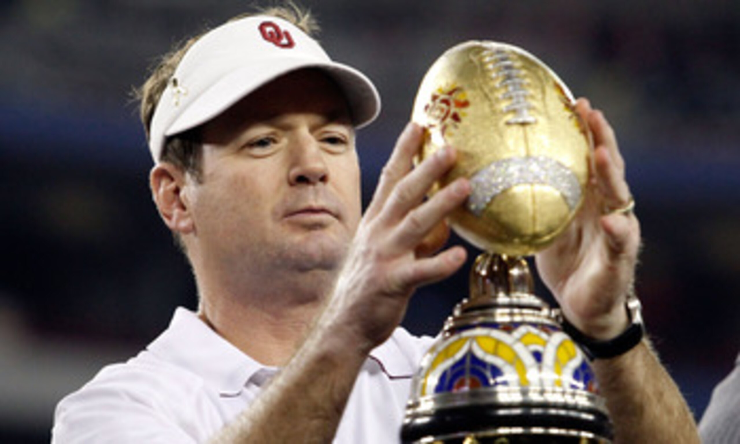 GLENDALE, AZ - JANUARY 01:  Head coach Bob Stoops of the Sooners celebrates the 48-20 victory against the Connecticut Huskies during the Tostitos Fiesta Bowl at the Universtity of Phoenix Stadium on January 1, 2011 in Glendale, Arizona.  (Photo by Tom Pen