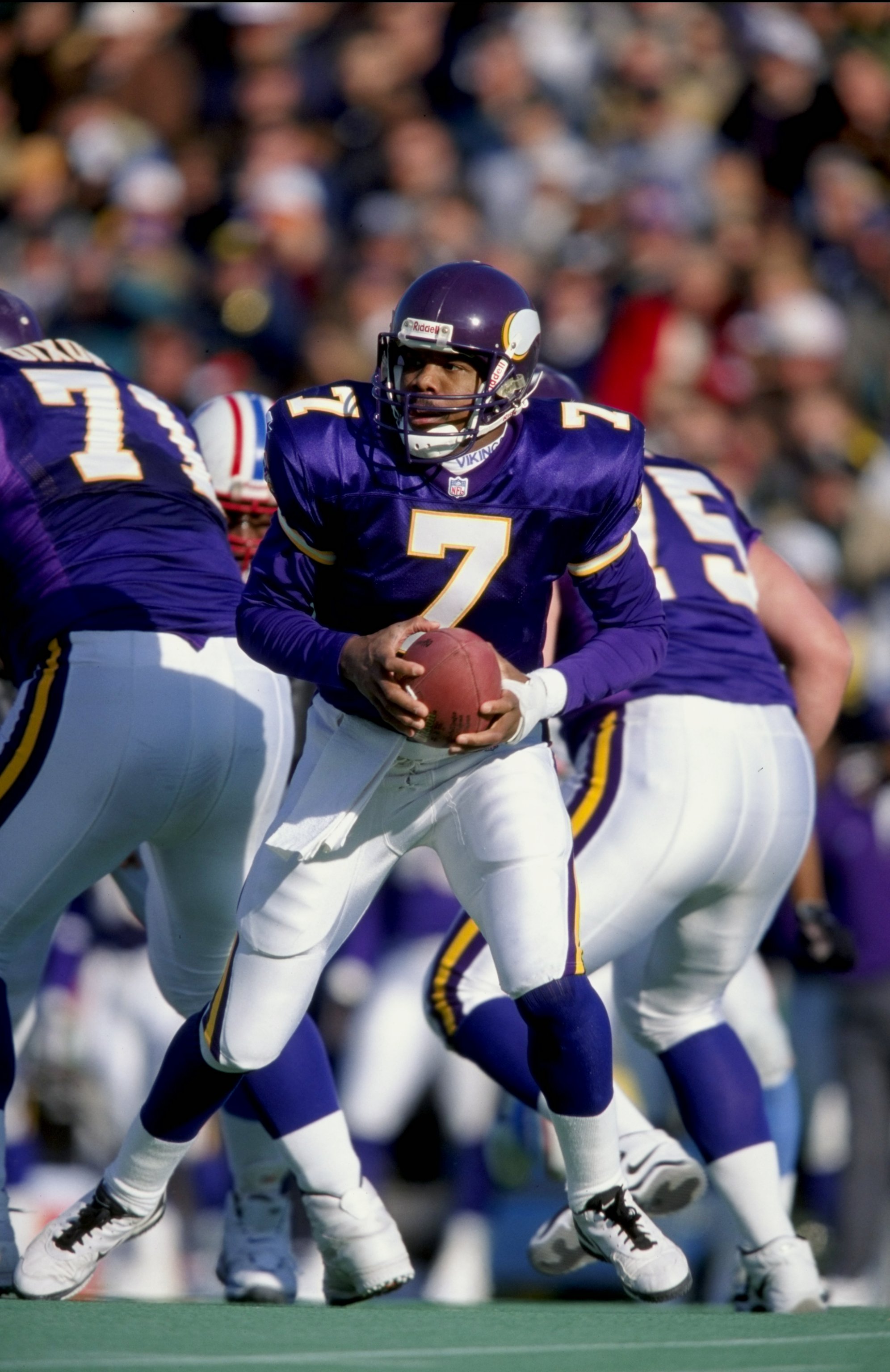 26 Dec 1998: Quarterback Randall Cunningham #7 of the Minnesota Vikings steps back after the snap during the game against the Tennessee Oilers at Vanderbilt Stadium in Nashville, Tennessee. The Vikings defeated the Oilers 26-10.