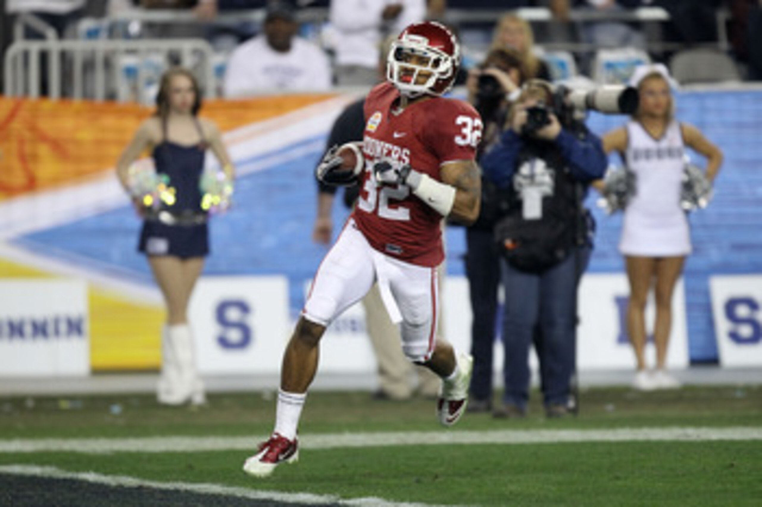 GLENDALE, AZ - JANUARY 01:  Jamell Fleming #32 of the Oklahoma Sooners scores a touchdown on an interception return against the Connecticut Huskies during the Tostitos Fiesta Bowl at the Universtity of Phoenix Stadium on January 1, 2011 in Glendale, Arizo