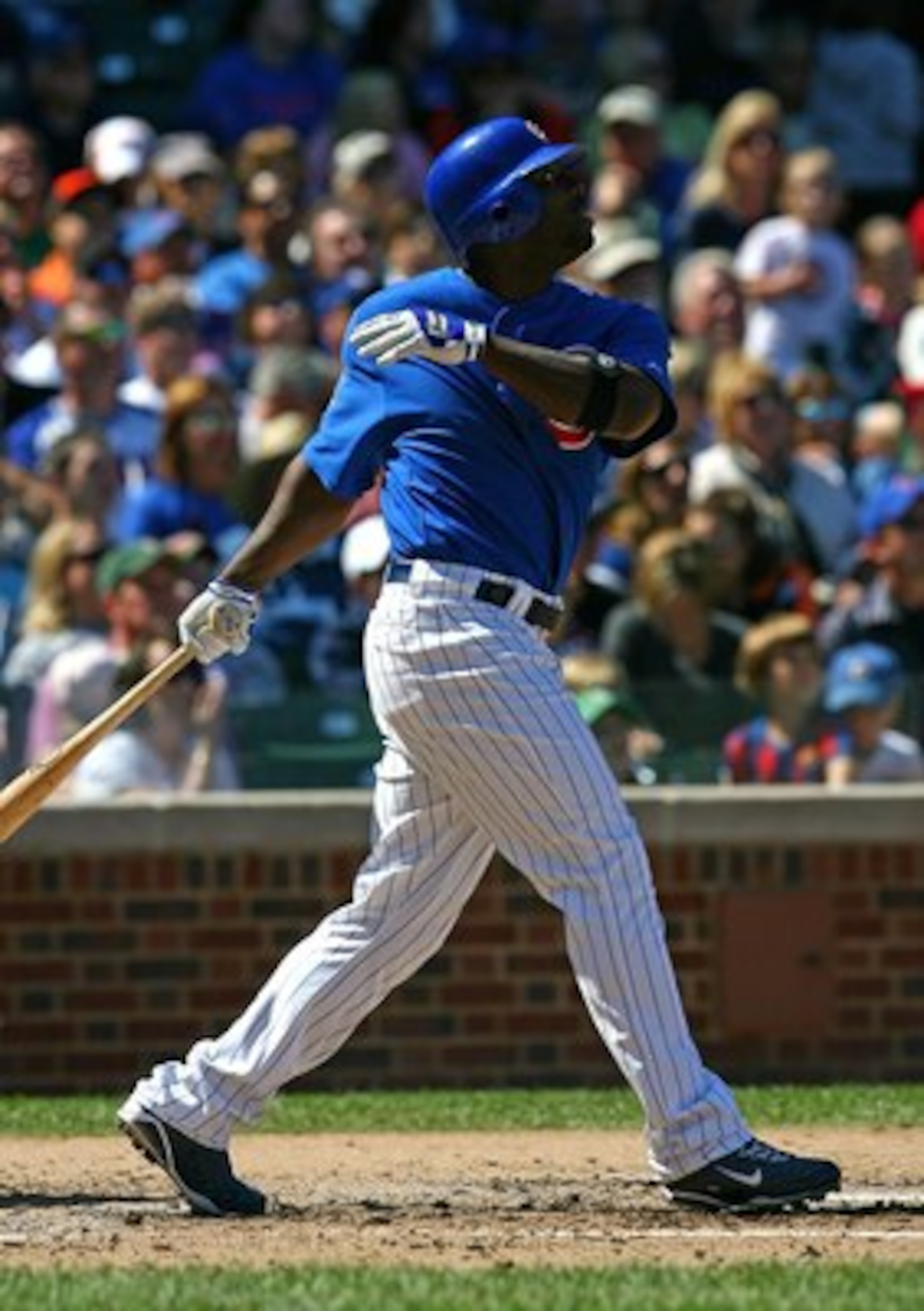 CHICAGO - AUGUST 30: Milton Bradley #21 of the Chicago Cubs follows the flight of the ball against the New York Mets on August 30, 2009 at Wrigley Field in Chicago, Illinois. The Mets defeated the Cubs 4-1. (Photo by Jonathan Daniel/Getty Images)