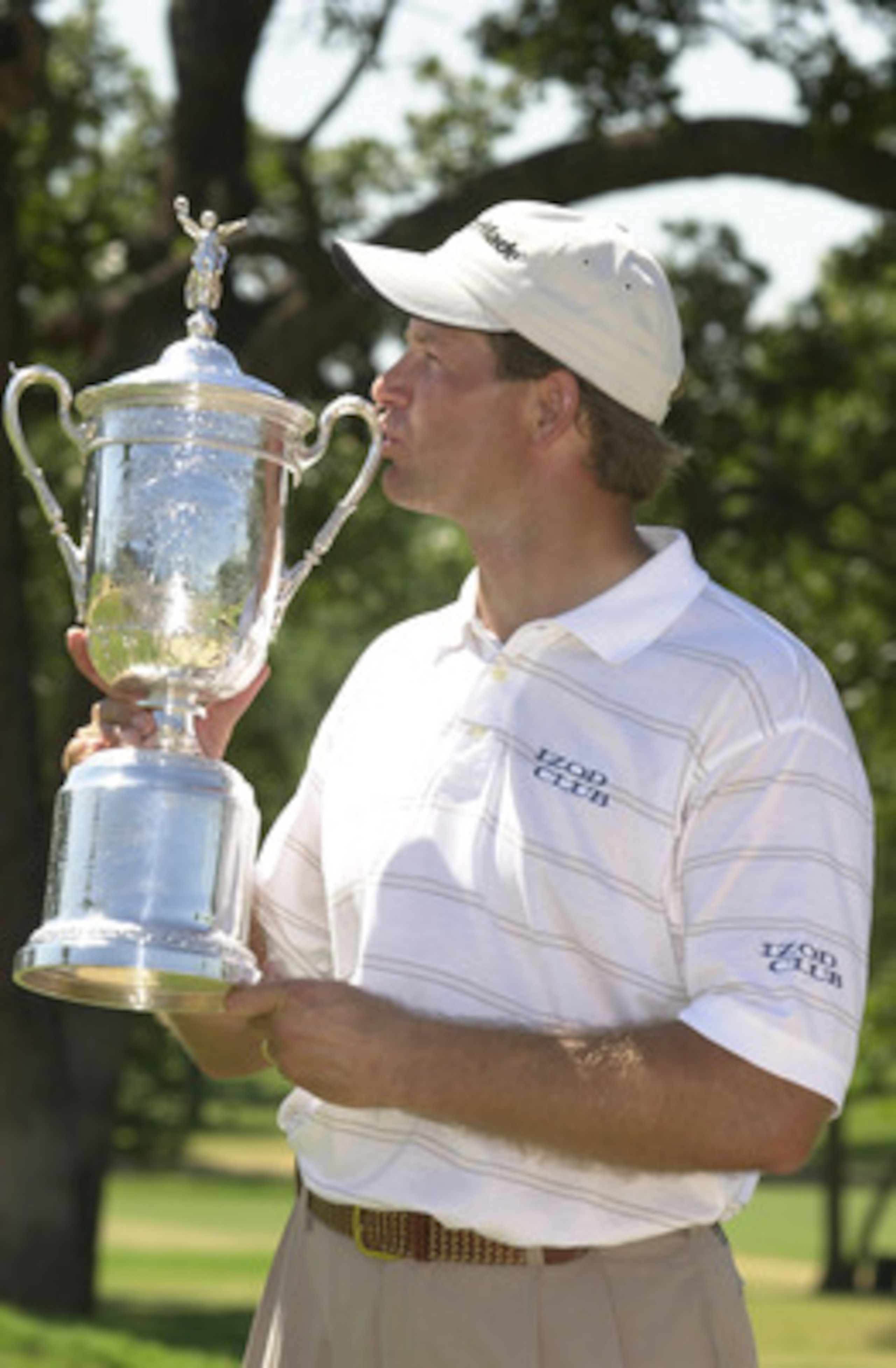 18 JUN 2001:  Retief Goosen of South Africa kisses the trophy after defeating Mark Brooks in a Monday playoff at the 2001 US Open played at Southern Hills CC in Tulsa, Oklahoma.  DIGITAL IMAGE. Mandatory Credit: Matthew Stockman/Allsport