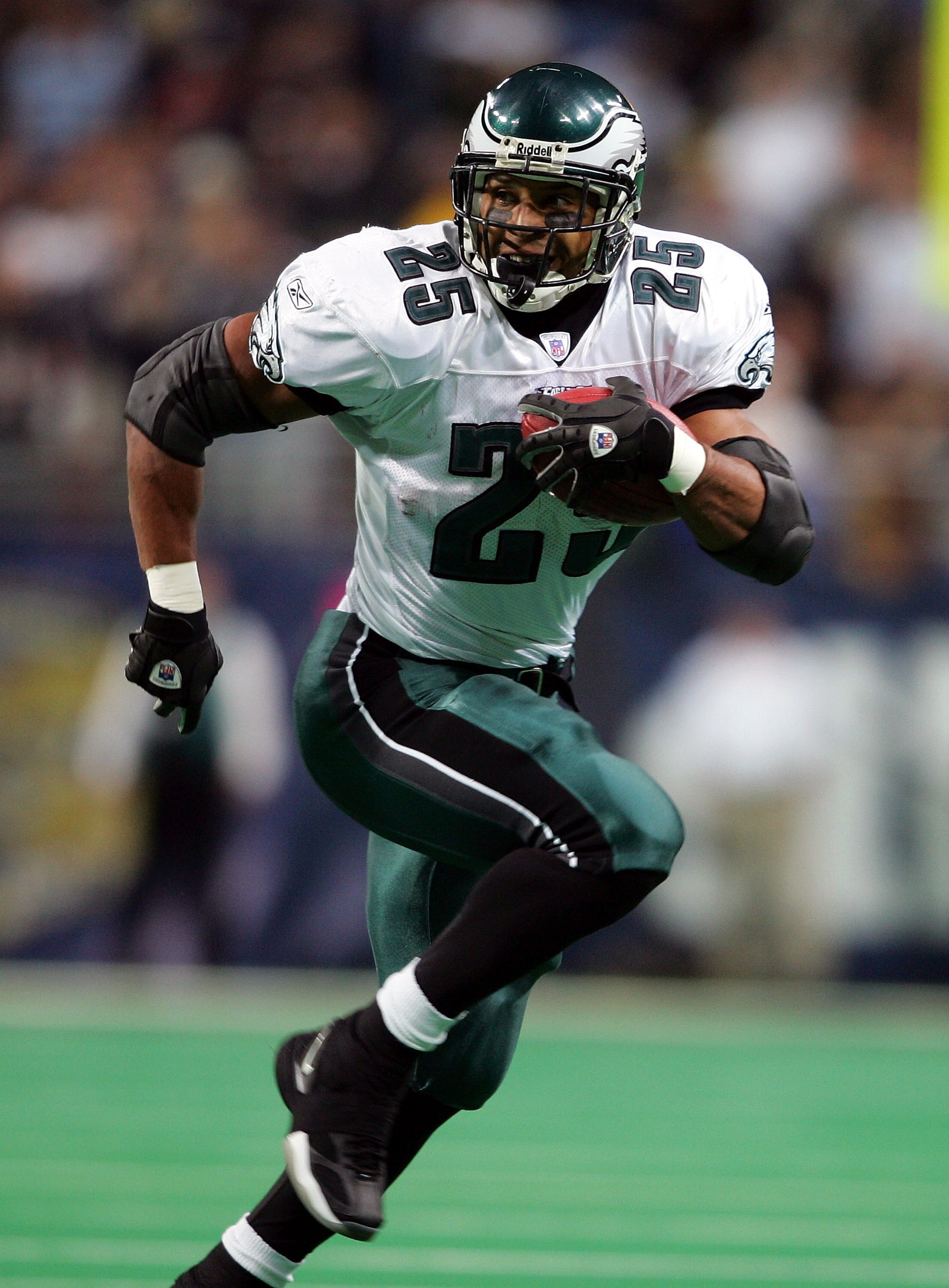 ST.LOUIS - DECEMBER 27:  Dorsey Levens #25 of the Philadelphia Eagles runs the ball against the St. Louis Rams on December 27, 2004 at the Edward Jones Dome in St. Louis, Missouri.  (Photo by Elsa/Getty Images)
