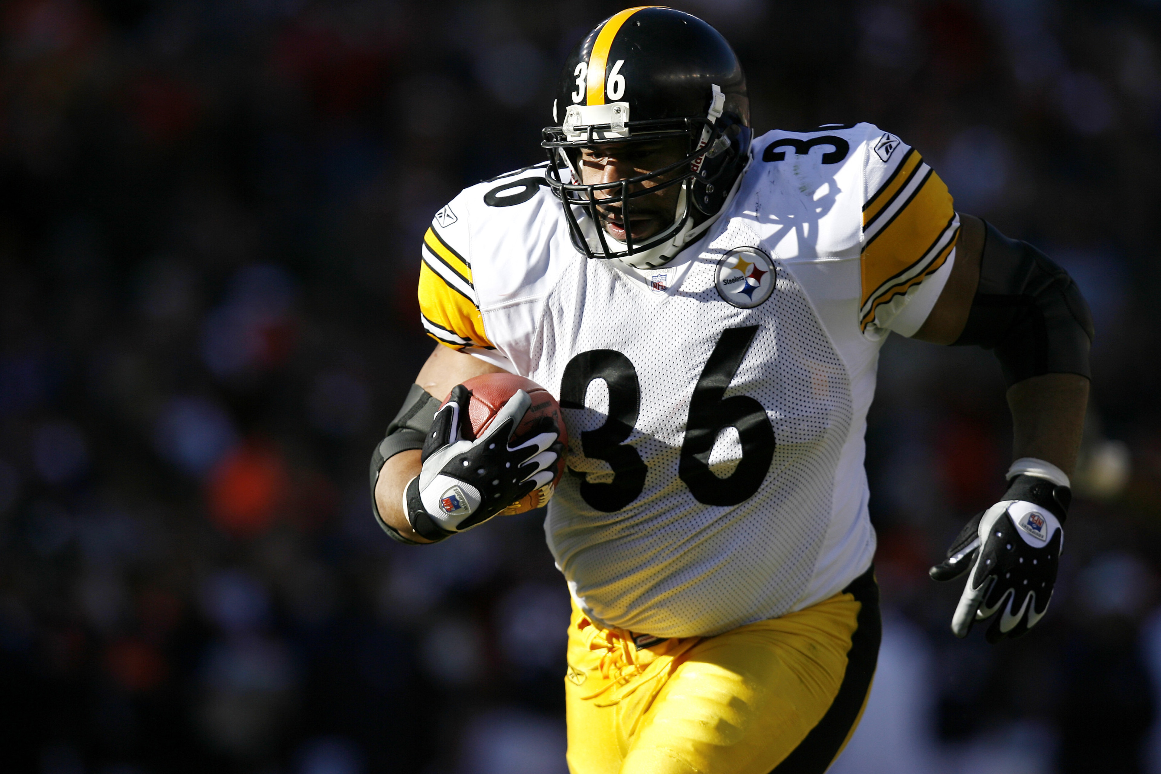 Pittsburgh Steelers half back Jerome Bettis (36) in action against the Denver Broncos during the AFC Championship Game at Invesco Field in Denver, Colorado on January 22, 2006. The Steelers won the game against the Broncos 34 to 17. (Photo by Allen Kee/Ge