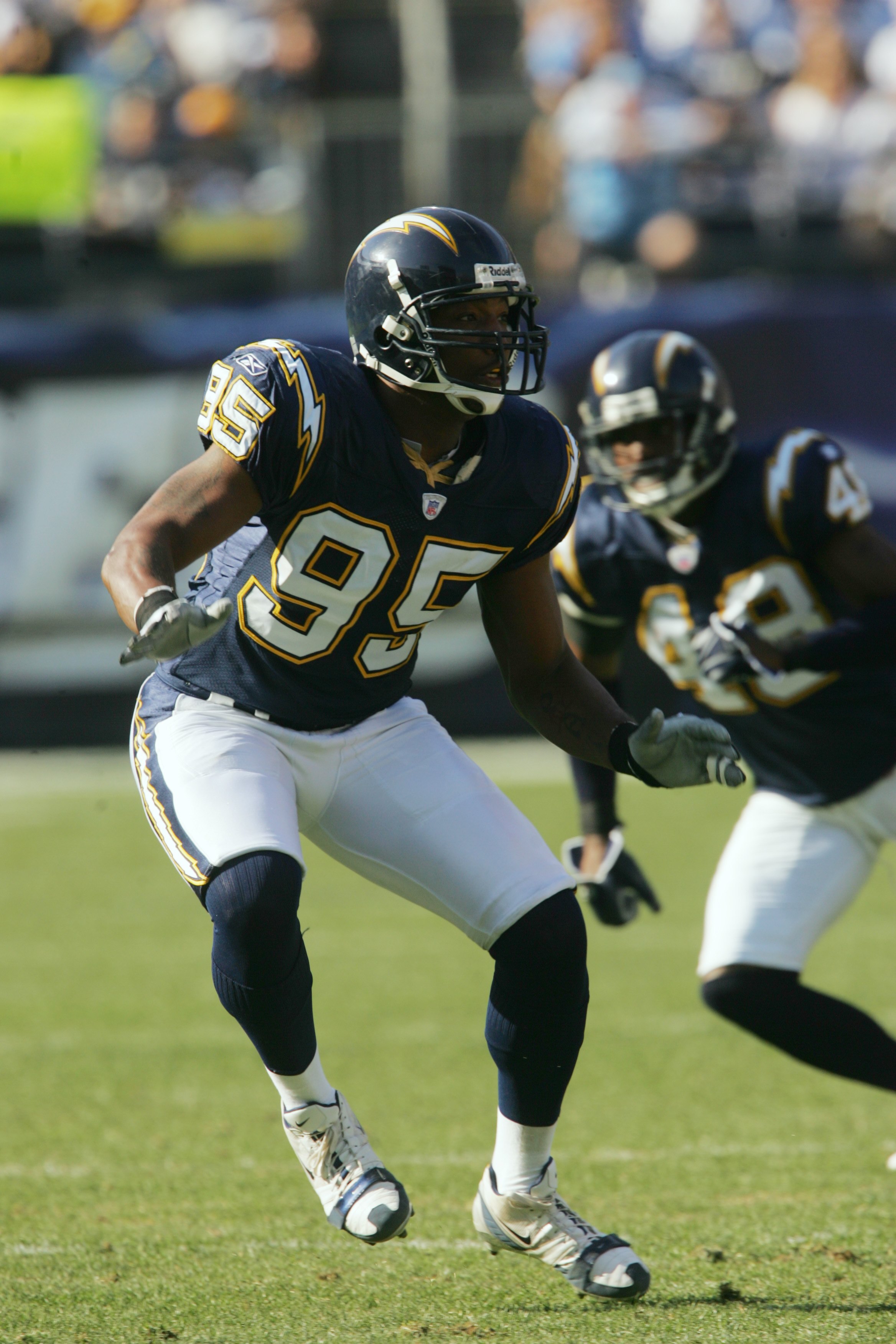 SAN DIEGO - DECEMBER 31:  Linebacker Shaun Phillips #95 of the San Diego Chargers defends against the Arizona Cardinals at Qualcomm Stadium on December 31, 2006 in San Diego, California. The Chargers won 27-20. (Photo by Stephen Dunn/Getty Images)