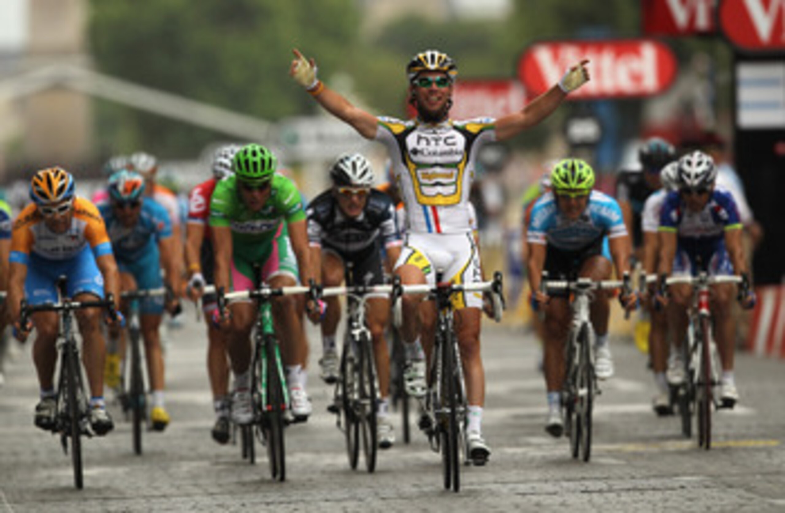 PARIS - JULY 25:  Mark Cavendish of HTC Columbia celebrates victory in the twentieth and final stage of Le Tour de France 2010, from Longjumeau to the Champs-Elysees in Paris on July 25, 2010 in Paris, France.  (Photo by Spencer Platt/Getty Images)