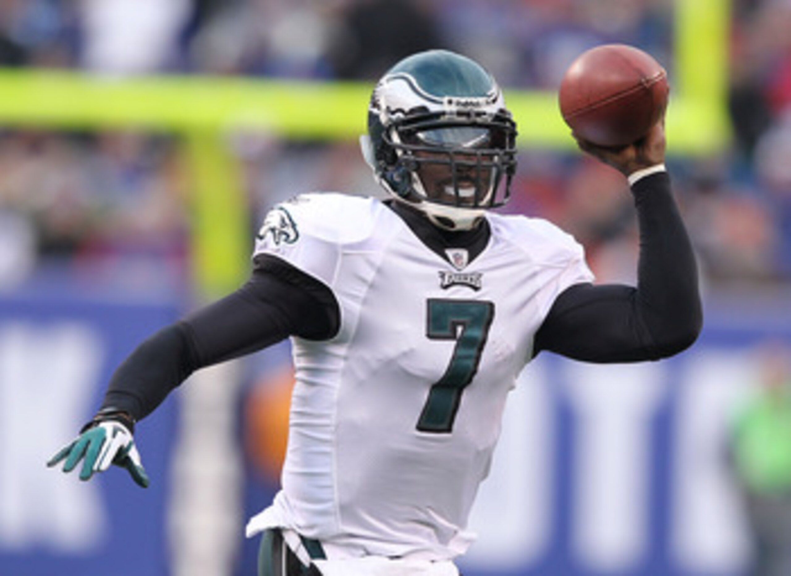 EAST RUTHERFORD, NJ - DECEMBER 19:  Michael Vick #7 of the Philadelphia Eagles looks to pass against the New York Giants during their game on December 19, 2010 at The New Meadowlands Stadium in East Rutherford, New Jersey.  (Photo by Al Bello/Getty Images