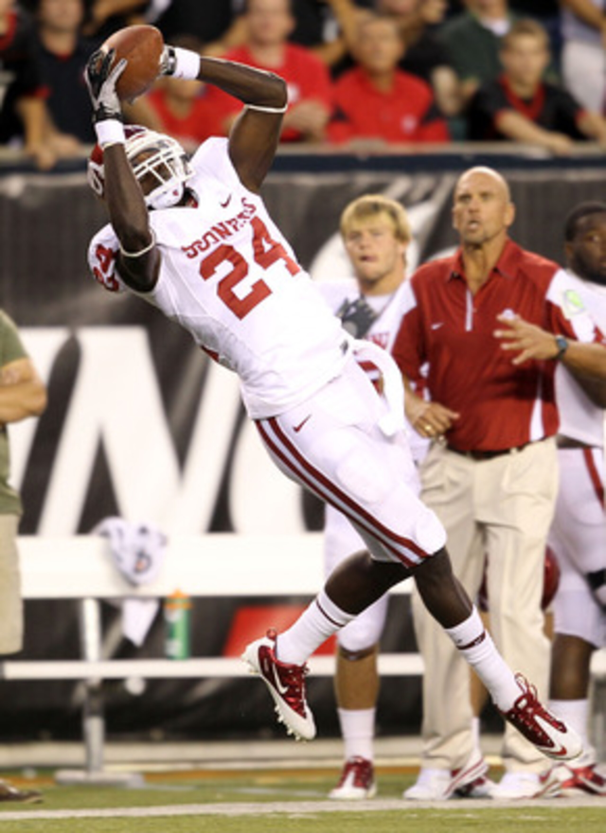 CINCINNATI - SEPTEMBER 25:  Dejuan Miller #24 of the Oklahoma Sooners catches a pass during the game against the Cincinnati Bearcats at Paul Brown Stadium on September 25, 2010 in Cincinnati, Ohio.  (Photo by Andy Lyons/Getty Images)
